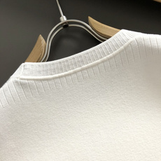 L牌*尺码M-xxxxl 属性 2026秋冬针织衫 成分 针织品 轻奢男士圆领针织短袖,纯净米白底色,上身干净通透。领口 L牌*尺码M-xxxxl 属性 2026秋冬针织衫 成分 针织品 轻奢男士圆领针织短袖,纯净米白底色,上身干净通透。领口
