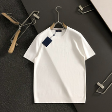 L牌*尺码M-xxxxl 属性 2026秋冬针织衫 成分 针织品 轻奢男士圆领针织短袖,纯净米白底色,上身干净通透。领口 L牌*尺码M-xxxxl 属性 2026秋冬针织衫 成分 针织品 轻奢男士圆领针织短袖,纯净米白底色,上身干净通透。领口