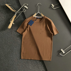 L牌*尺码M-xxxxl 属性 2026秋冬针织衫 成分 针织品 轻奢男士圆领针织短袖,纯净米白底色,上身干净通透。领口 L牌*尺码M-xxxxl 属性 2026秋冬针织衫 成分 针织品 轻奢男士圆领针织短袖,纯净米白底色,上身干净通透。领口