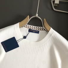L牌*尺码M-xxxxl 属性 2026秋冬针织衫 成分 针织品 轻奢男士圆领针织短袖,纯净米白底色,上身干净通透。领口 L牌*尺码M-xxxxl 属性 2026秋冬针织衫 成分 针织品 轻奢男士圆领针织短袖,纯净米白底色,上身干净通透。领口