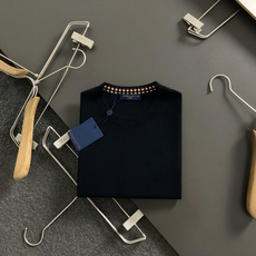 L牌*尺码M-xxxxl 属性 2026秋冬针织衫 成分 针织品 轻奢男士圆领针织短袖,纯净米白底色,上身干净通透。领口 L牌*尺码M-xxxxl 属性 2026秋冬针织衫 成分 针织品 轻奢男士圆领针织短袖,纯净米白底色,上身干净通透。领口