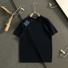 L牌*尺码M-xxxxl 属性 2026秋冬针织衫 成分 针织品 轻奢男士圆领针织短袖,纯净米白底色,上身干净通透。领口 L牌*尺码M-xxxxl 属性 2026秋冬针织衫 成分 针织品 轻奢男士圆领针织短袖,纯净米白底色,上身干净通透。领口