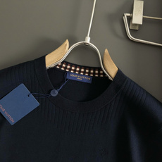 L牌*尺码M-xxxxl 属性 2026秋冬针织衫 成分 针织品 轻奢男士圆领针织短袖,纯净米白底色,上身干净通透。领口 L牌*尺码M-xxxxl 属性 2026秋冬针织衫 成分 针织品 轻奢男士圆领针织短袖,纯净米白底色,上身干净通透。领口