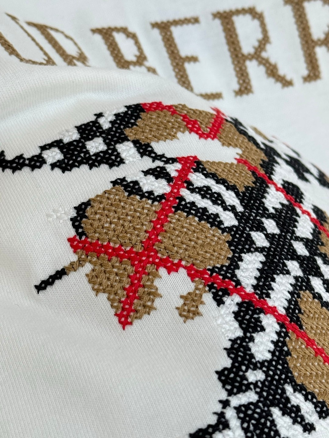 Burberry Cross-Embroidered Knight T-shirt: Classic British luxury with historical inspiration. - 图片 6