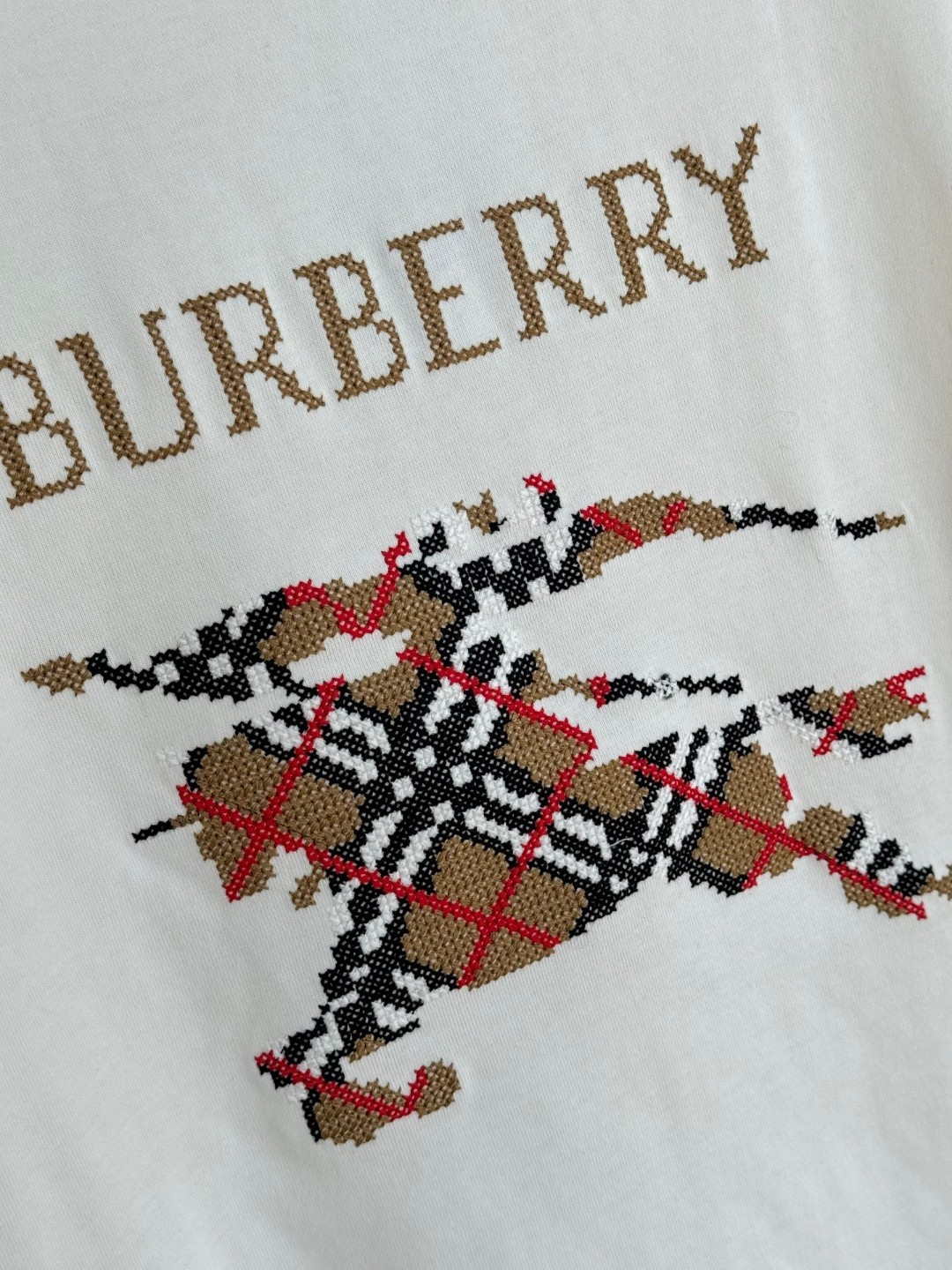 Burberry Cross-Embroidered Knight T-shirt: Classic British luxury with historical inspiration. - 图片 7