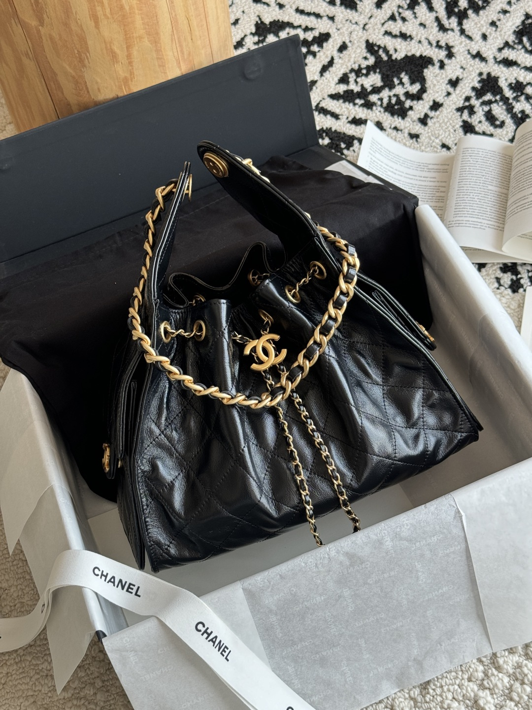 NO:338690,Special grade original leather 25c HOBO Bag 25bag Original version The most popular series of this season must be 25bag Hobo. It uses diamond pattern exquisite and regular, adding three-dimensional and fashionable feeling. The overall bucket shape is simple and elegant, with smooth lines, and both elegance and casualness. Leather material original oil wax cowhide hardware privately appointed pure copper gilt Size 30*26*14cm Model 5293, super large-scale Chanel original leather, chanel, cowhide19860909特级 原厂皮 25c HOBO Bag 25bag 原厂版 本季最爆系列必属25bag Hobo 采用菱格纹路精致规整,增添立体感与时尚感.整体水桶造型简约大方,线条流畅,兼具优雅与随性. 皮料原厂油蜡牛皮 五金私定纯铜鎏金 尺寸30*26*14cm 型号5293,特级大厂货香奈儿原厂皮,chanel,cowhide,Bag