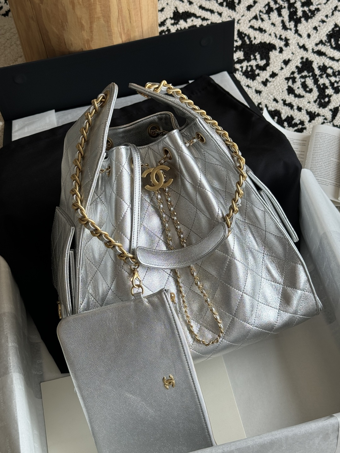 NO:338687,Special grade original leather 25c HOBO Bag 25bag Original version The most popular series of this season must be 25bag Hobo. It uses diamond pattern exquisite and regular, adding three-dimensional and fashionable feeling. The overall bucket shape is simple and elegant, with smooth lines, and both elegance and casualness. Leather material original caviar cowhide hardware privately appointed pure copper gilt Size 40*30*15cm Model 5311, super large-scale Chanel original leather, chanel, cowhide19860909特级 原厂皮 25c HOBO Bag 25bag 原厂版 本季最爆系列必属25bag Hobo 采用菱格纹路精致规整,增添立体感与时尚感.整体水桶造型简约大方,线条流畅,兼具优雅与随性. 皮料原厂鱼子酱牛皮 五金私定纯铜鎏金 尺寸40*30*15cm 型号5311,特级大厂货香奈儿原厂皮,chanel,cowhide,Bag