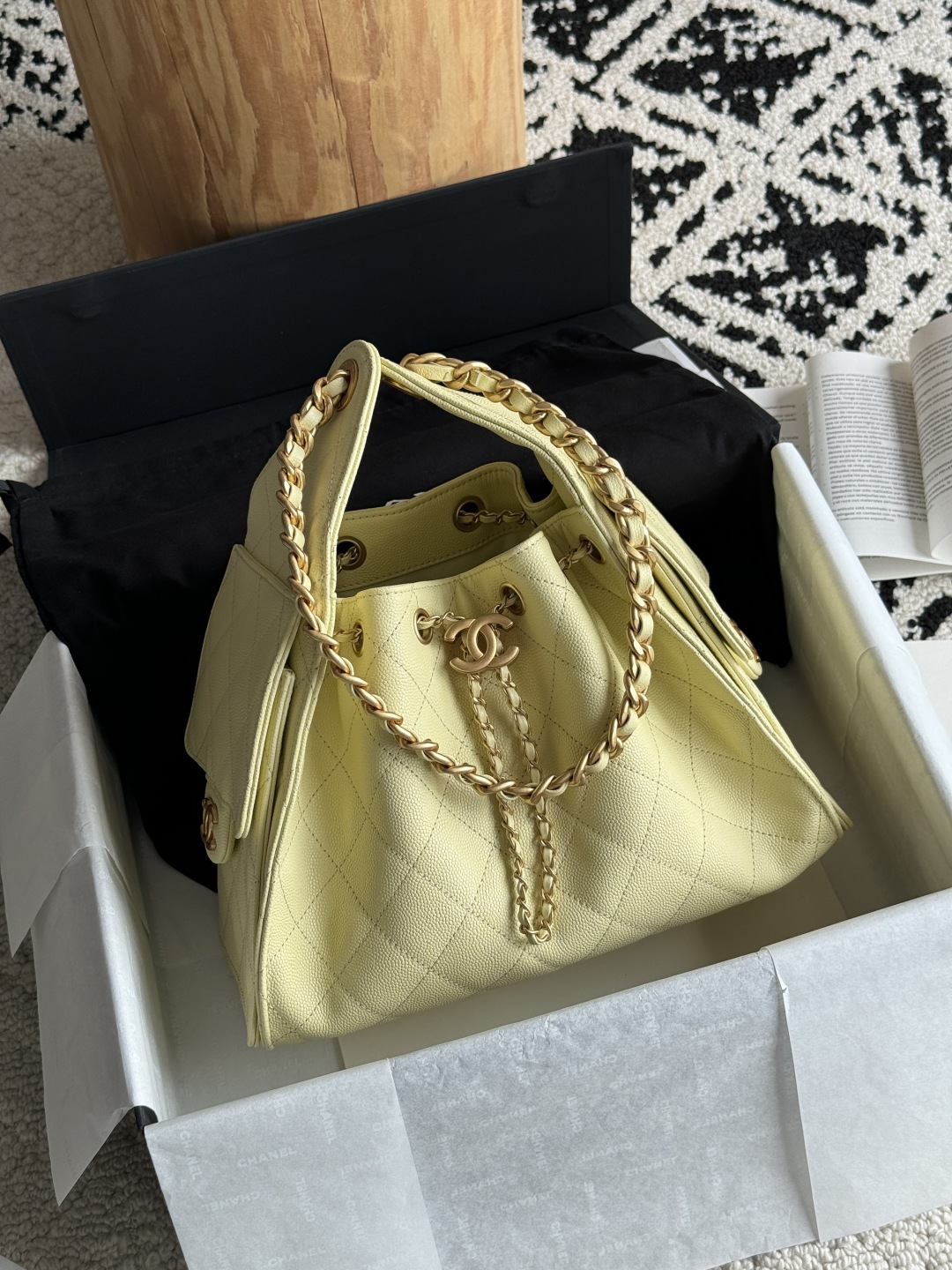 NO:338642,Special grade original leather 25c HOBO Bag 25bag Original version The most popular series of this season must be 25bag Hobo. It uses diamond pattern exquisite and regular, adding three-dimensional and fashionable feeling. The overall bucket shape is simple and elegant, with smooth lines, and both elegance and casualness. Leather material original caviar cowhide hardware privately appointed pure copper gilt Size 30*26*14cm Model 5293, super large-scale Chanel original leather, chanel, cowhide19860909特级 原厂皮 25c HOBO Bag 25bag 原厂版 本季最爆系列必属25bag Hobo 采用菱格纹路精致规整,增添立体感与时尚感.整体水桶造型简约大方,线条流畅,兼具优雅与随性. 皮料原厂鱼子酱牛皮 五金私定纯铜鎏金 尺寸30*26*14cm 型号5293,特级大厂货香奈儿原厂皮,chanel,cowhide,Bag