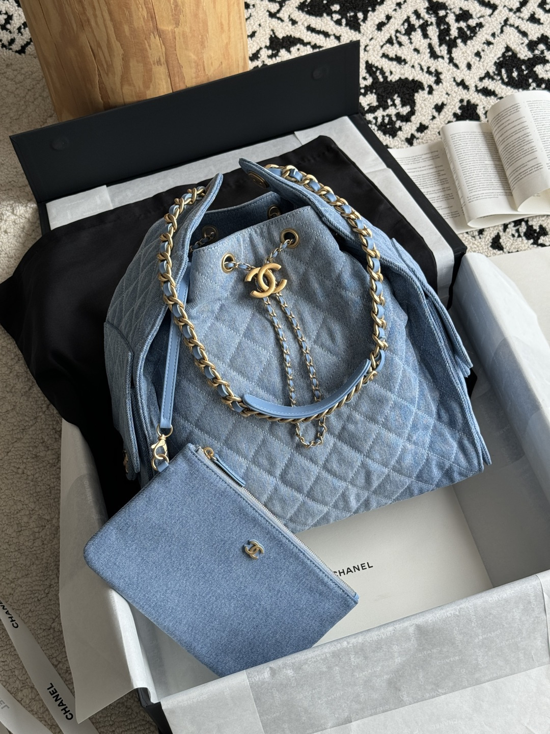 NO:338664,Special grade original leather 25c HOBO Bag 25bag Original version The most popular series of this season must be 25bag Hobo. It uses diamond pattern exquisite and regular, adding three-dimensional and fashionable feeling. The overall bucket shape is simple and elegant, with smooth lines, and both elegance and casualness. The leather material is original washing denim, hardware is privately appointed pure copper gilt Size 40*30*15cm Model 5311, Superior large-scale Chanel original leather, chanel19860909特级 原厂皮 25c HOBO Bag 25bag 原厂版 本季最爆系列必属25bag Hobo 采用菱格纹路精致规整,增添立体感与时尚感.整体水桶造型简约大方,线条流畅,兼具优雅与随性. 皮料原厂水洗牛仔 五金私定纯铜鎏金 尺寸40*30*15cm 型号5311,特级大厂货香奈儿原厂皮,chanel,Bag