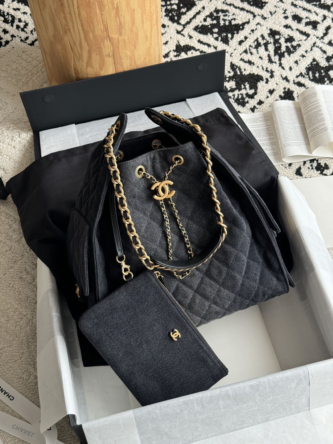 NO:338641,Special grade original leather 25c HOBO Bag 25bag Original version The most popular series of this season must be 25bag Hobo. It uses diamond pattern exquisite and regular, adding three-dimensional and fashionable feeling. The overall bucket shape is simple and elegant, with smooth lines, and both elegance and casualness. The leather material is original washing denim, hardware is privately appointed pure copper gilt Size 40*30*15cm Model 5311, Superior large-scale Chanel original leather, chanel19860909特级 原厂皮 25c HOBO Bag 25bag 原厂版 本季最爆系列必属25bag Hobo 采用菱格纹路精致规整,增添立体感与时尚感.整体水桶造型简约大方,线条流畅,兼具优雅与随性. 皮料原厂水洗牛仔 五金私定纯铜鎏金 尺寸40*30*15cm 型号5311,特级大厂货香奈儿原厂皮,chanel,Bag