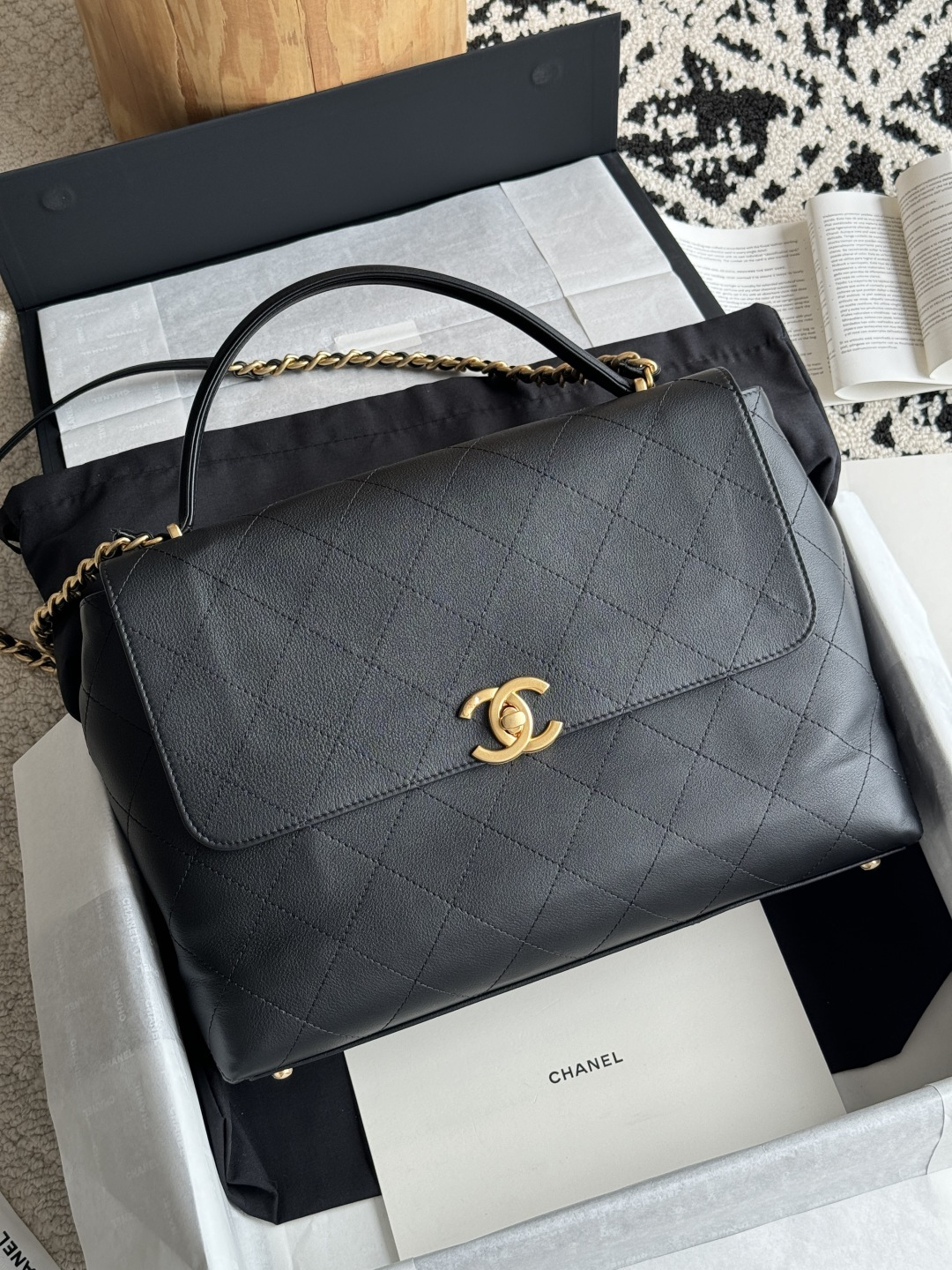 NO:338618,Special grade original leather 25S briefcase original version ceiling of seasonal briefcase original body cattle material delicate texture presents retro luxury hand-held one shoulder and back to switch at will. It is suitable for a variety of styles and scenes, whether it is a formal occasion or a daily street, it can easily integrate the shape. Leather material original body cattle leather hardware privately ordered pure copper old gilt Size 26×37×10cm Model 5543, super large-scale Chanel original leather, chanel, cowhide19860909特级 原厂皮 25S 公文包 原厂版 当季公文包的天花板 原厂胎牛材质质感细腻 呈现复古奢华手提单肩背随意切换 适配多种风格场景无论是正式场合还是日常出街 都能轻松融入造型 皮料原厂胎牛皮 五金私定纯铜做旧鎏金 尺寸26×37×10cm 型号5543,特级大厂货香奈儿原厂皮,chanel,cowhide,Bag