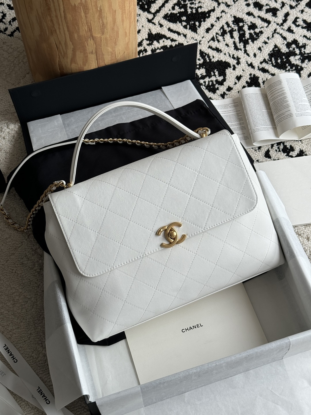 NO:338593,Special grade original leather 25S briefcase original version ceiling of seasonal briefcase original body cattle material delicate texture presents retro luxury hand-held one shoulder and back to switch at will. It is suitable for a variety of styles and scenes, whether it is a formal occasion or a daily street, it can easily integrate the shape. Leather material original body cattle leather hardware privately ordered pure copper old gilt Size 26×37×10cm Model 5543, super large-scale Chanel original leather, chanel, cowhide19860909特级 原厂皮 25S 公文包 原厂版 当季公文包的天花板 原厂胎牛材质质感细腻 呈现复古奢华手提单肩背随意切换 适配多种风格场景无论是正式场合还是日常出街 都能轻松融入造型 皮料原厂胎牛皮 五金私定纯铜做旧鎏金 尺寸26×37×10cm 型号5543,特级大厂货香奈儿原厂皮,chanel,cowhide,Bag