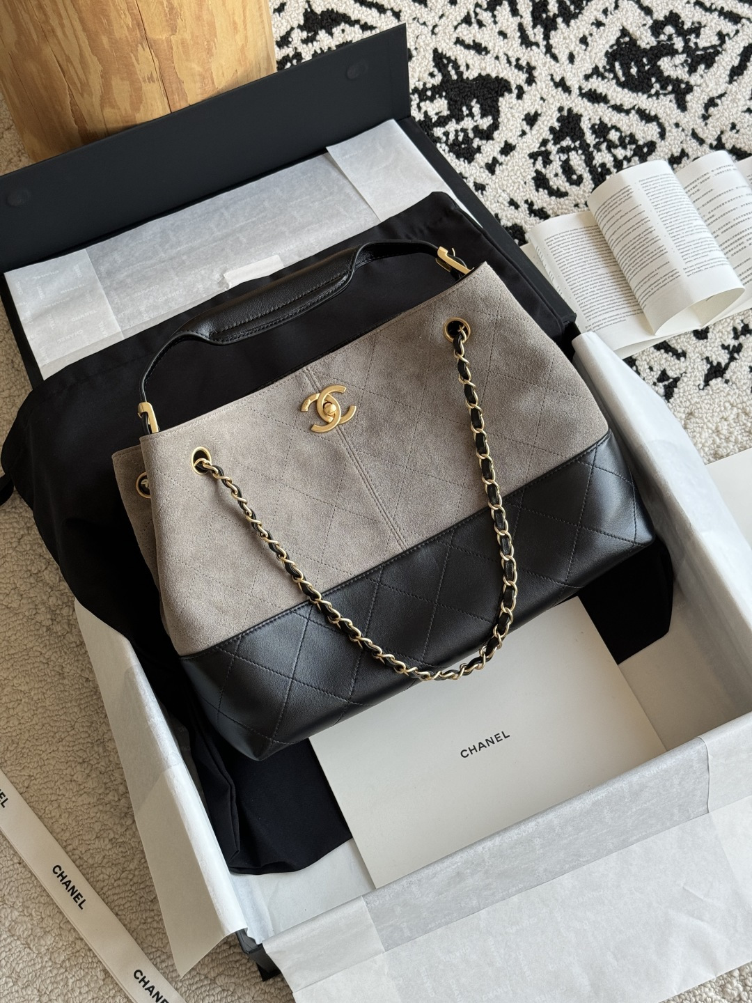 NO:768889,Special grade original leather High-end handicraft workshop Suede shopping bag Small size The focus of the Hangzhou show of the handicraft workshop Overall hobo style The suede material used for the bag is delicate and soft, and feels like stroking the belly of a kitten. It comes with a high-grade matte filter, low-key luxury; lambskin adds gloss and sophistication; thickened leather and smooth handles make the bag neat, clean and weighty  Leather: Original suede and lambskin. Hardware, brass, gold-plated, distressed. Size, model, extra-grade factory goods. Chanel original leather, chanel, sheepskin, chamois leather, gold plating.19860909特级 原厂皮 高级手工坊 麂皮购物袋 小号 手工坊杭州大秀的焦点爆款 整体hobo风格 包身使用的麂皮材质细腻柔软,触感如同抚摸小奶猫的肚皮,自带高级哑光滤镜,低调奢华；小羊皮则增添了光泽感和精致感；加厚皮革及光面手提处,让包包利落干净又有分量感 皮料原厂麂皮拼小羊皮 五金黄铜镀金做旧 尺寸 型号,特级大厂货香奈儿原厂皮,chanel,sheepskin,chamois leather,gold plating,Bag