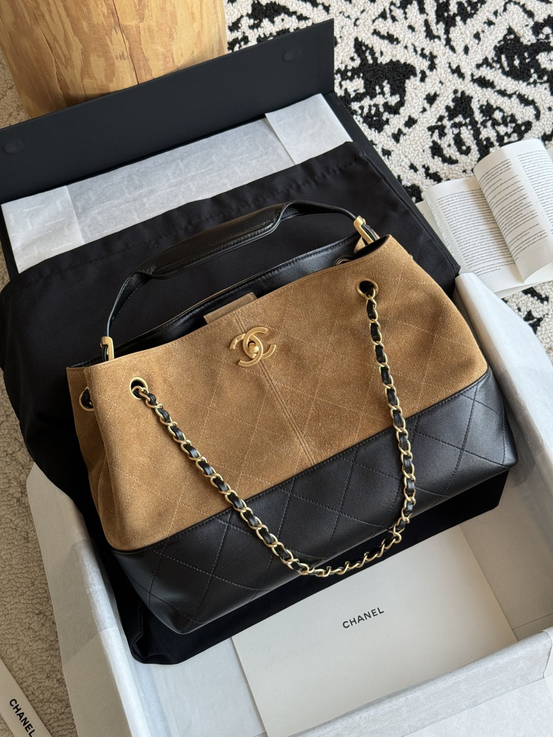 NO:768882,Special grade original leather High-end handicraft workshop Suede shopping bag Small size The focus of the Hangzhou show of the handicraft workshop Overall hobo style The suede material used for the bag is delicate and soft, and feels like stroking the belly of a kitten. It comes with a high-grade matte filter, low-key luxury; lambskin adds gloss and sophistication; thickened leather and smooth handles make the bag neat, clean and weighty  Leather: Original suede and lambskin. Hardware, brass, gold-plated, distressed. Size, model, extra-grade factory goods. Chanel original leather, chanel, sheepskin, chamois leather, gold plating.19860909特级 原厂皮  高级手工坊 麂皮购物袋 小号 手工坊杭州大秀的焦点爆款 整体hobo风格 包身使用的麂皮材质细腻柔软,触感如同抚摸小奶猫的肚皮,自带高级哑光滤镜,低调奢华；小羊皮则增添了光泽感和精致感；加厚皮革及光面手提处,让包包利落干净又有分量感 皮料原厂麂皮拼小羊皮 五金黄铜镀金做旧 尺寸 型号,特级大厂货香奈儿原厂皮,chanel,sheepskin,chamois leather,gold plating,Bag