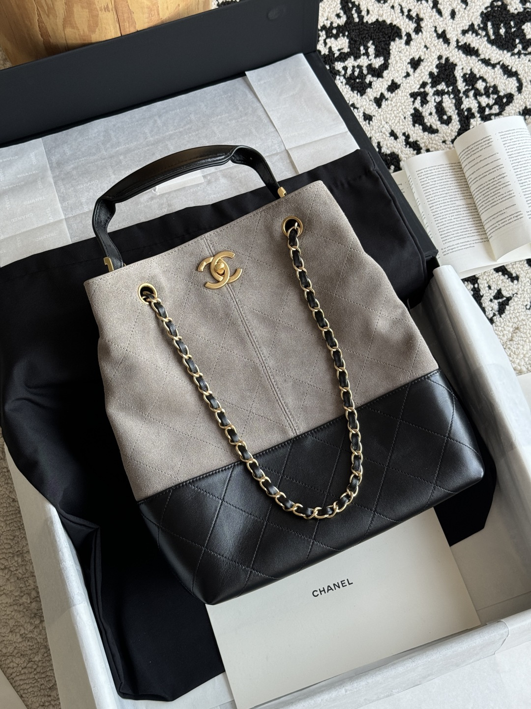 NO:768865,Special grade original leather, high-end handicraft workshop, small suede shopping bag, vertical version. The focus of the handicraft workshop's Hangzhou show. Overall hobo style. The suede material used for the bag body is delicate and soft, and feels like stroking the belly of a kitten. It comes with a high-grade matte filter, which is low-key and luxurious. The lambskin adds gloss and sophistication. Thickened leather and smooth handles make the bag neat, clean and weighty.  Leather: Original suede and lambskin. Hardware, brass, gold-plated and distressed. Size ×19860909特级 原厂皮  高级手工坊 麂皮购物袋小号 竖版 手工坊杭州大秀的焦点爆款 整体hobo风格 包身使用的麂皮材质细腻柔软,触感如同抚摸小奶猫的肚皮,自带高级哑光滤镜,低调奢华；小羊皮则增添了光泽感和精致感；加厚皮革及光面手提处,让包包利落干净又有分量感 皮料原厂麂皮拼小羊皮 五金黄铜镀金做旧 尺寸×× 型号,特级大厂货香奈儿原厂皮,chanel,sheepskin,chamois leather,gold plating,Bag