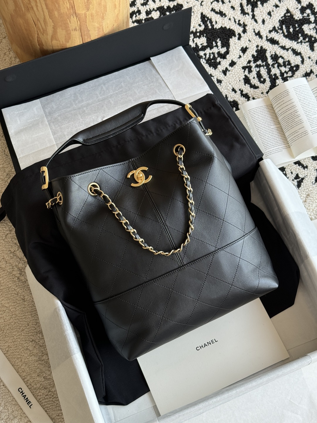 NO:768857,Special grade original leather, high-end handicraft workshop, all-leather shopping bag, small size, vertical version, the focus of the handicraft workshop's Hangzhou show, overall hobo style, calfskin adds luster and sophistication; thickened leather and glossy handles make the bag neat, clean and weighty. The style can be salty or sweet. It is highly collocation. It can show the style of a wandering daughter, and it can also highlight the elegance. It can be perfectly suitable for casual commuting, fitness, travel or dating. Leather material: original calfskin  Hardware, brass, gold-plated and distressed, size ×19860909特级 原厂皮  高级手工坊 全皮购物袋小号 竖版 手工坊杭州大秀的焦点爆款 整体hobo风格 小牛皮增添了光泽感和精致感；加厚皮革及光面手提处,让包包利落干净又有分量感 风格可咸可甜 搭配性强 可展现流浪千金的范儿 也可 凸显优雅气质 无论是休闲通勤 健身旅行还是约会 都能完美适配 皮料原厂小牛皮 五金黄铜镀金做旧 尺寸×× 型号,特级大厂货香奈儿原厂皮,chanel,cowhide,gold plating,Bag