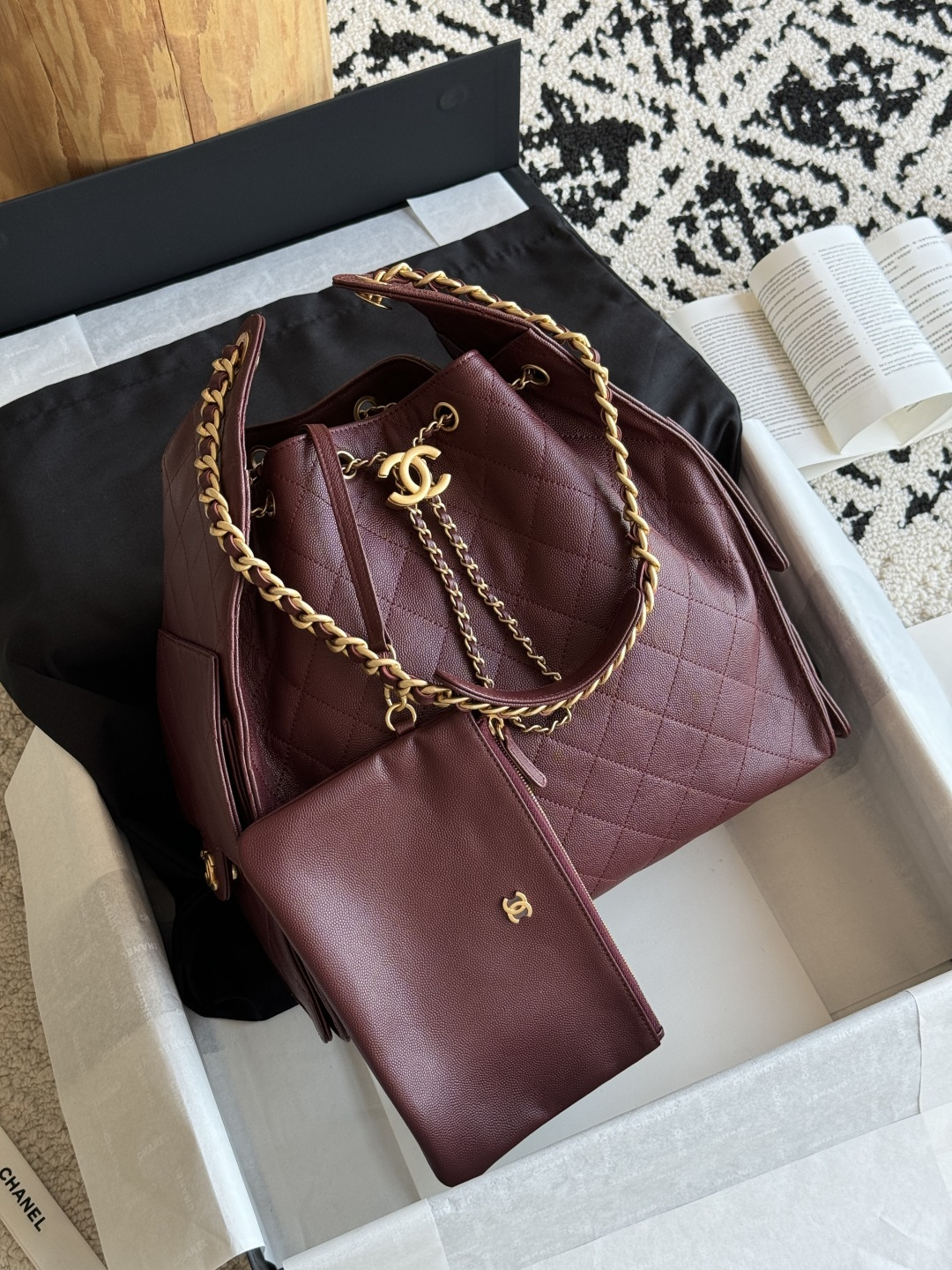 NO:768842,Special grade original leather 25c HOBO Bag 25bag original version The most popular series this season must be 25bag Hobo. It adopts exquisite and regular rhombus pattern to add a sense of three-dimensionality and fashion. The overall shape of the bucket is simple and generous, with smooth lines, both elegant and casual. Leather material: original caviar cowhide. Hardware custom-made pure copper gilt. Size 40*30*15cm  Model 5311, super high-end factory Chanel original leather, chanel, cowhide19860909特级 原厂皮  25c HOBO Bag 25bag 原厂版 本季最爆系列必属25bag Hobo 采用菱格纹路精致规整,增添立体感与时尚感.整体水桶造型简约大方,线条流畅,兼具优雅与随性. 皮料原厂鱼子酱牛皮 五金私定纯铜鎏金 尺寸40*30*15cm 型号5311,特级大厂货香奈儿原厂皮,chanel,cowhide,Bag