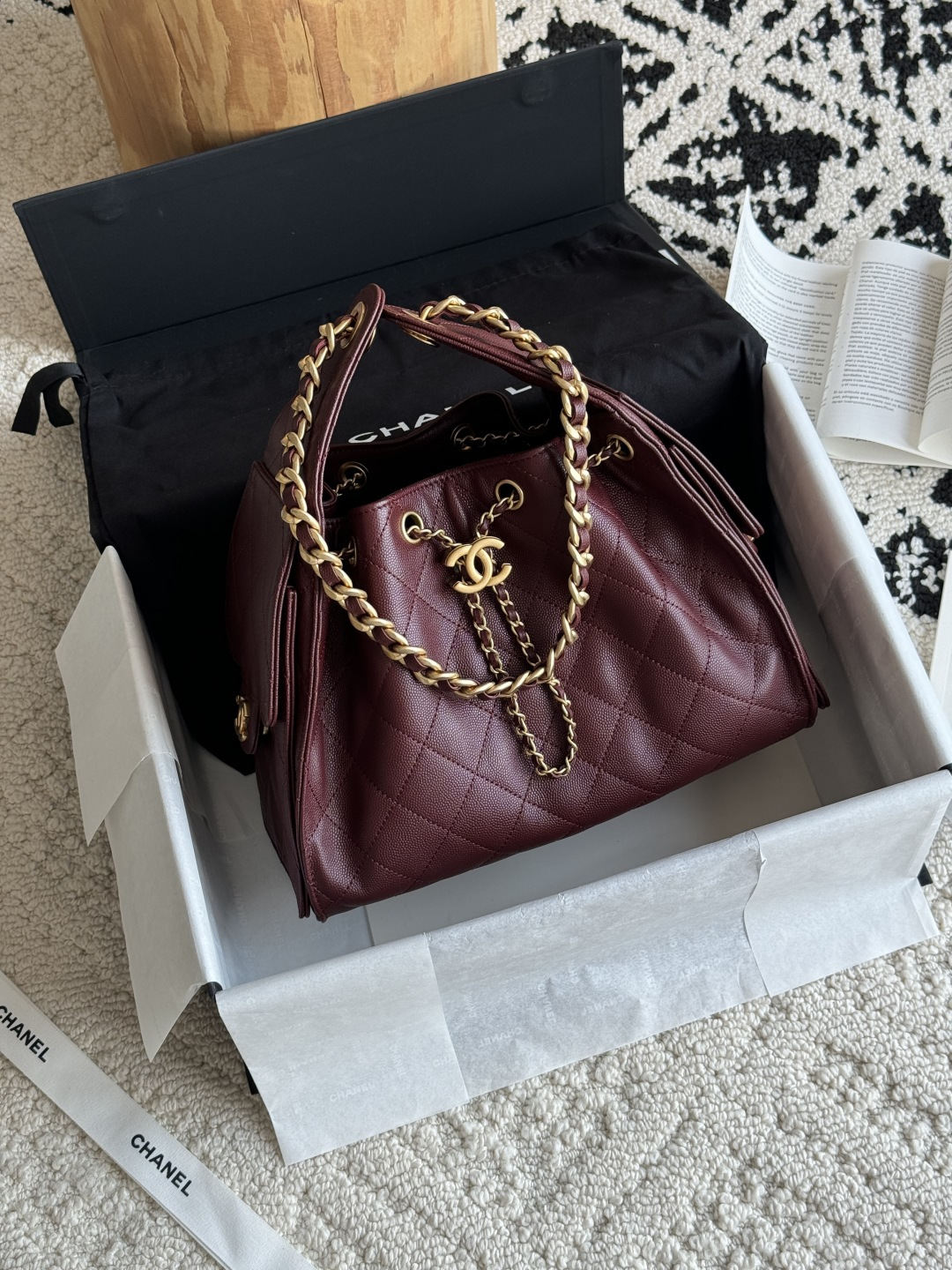 NO:768839,Special grade original leather 25c HOBO Bag 25bag original version The most popular series this season must be the 25bag Hobo. It adopts exquisite and regular rhombus pattern to add a sense of three-dimensionality and fashion. The overall bucket shape is simple and elegant, with smooth lines, both elegant and casual. Leather material: original caviar cowhide. Hardware is custom-made and gilded with pure copper. Size 30*26*14cm  Model 5293, super high-end factory Chanel original leather, chanel, cowhide19860909特级 原厂皮  25c HOBO Bag 25bag 原厂版 本季最爆系列必属25bag Hobo 采用菱格纹路精致规整,增添立体感与时尚感.整体水桶造型简约大方,线条流畅,兼具优雅与随性. 皮料原厂鱼子酱牛皮 五金私定纯铜鎏金 尺寸30*26*14cm 型号5293,特级大厂货香奈儿原厂皮,chanel,cowhide,Bag