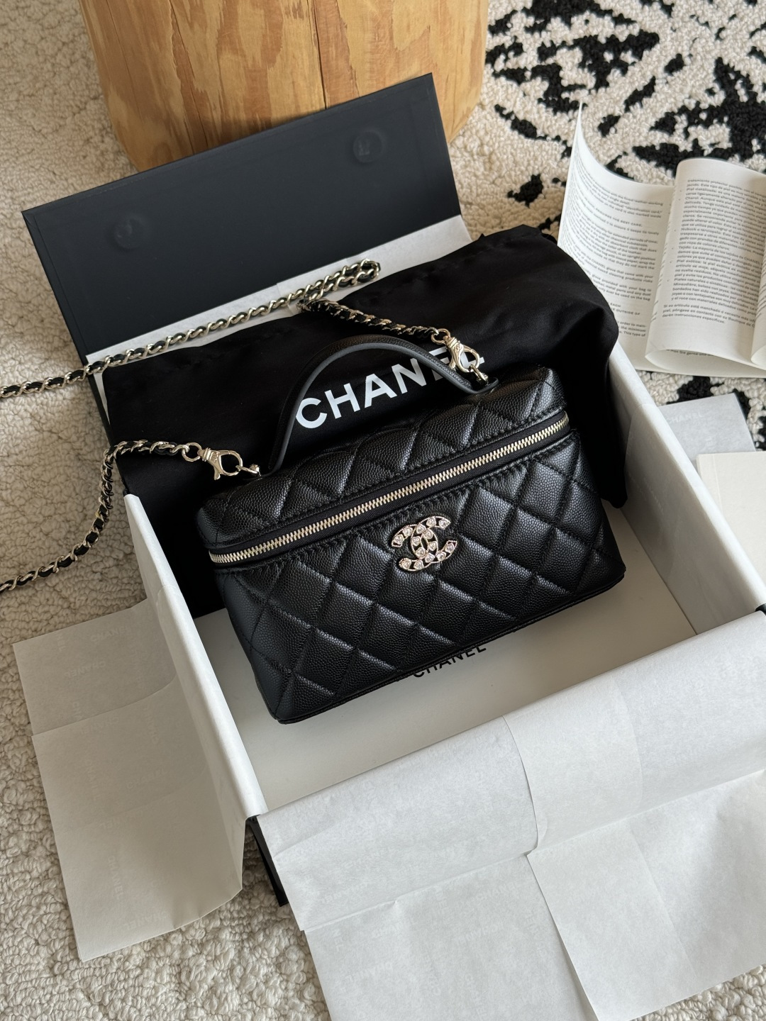 NO:852369,Special grade original leather series lunch box bag with limited edition love rhinestones. The square shape of the bag is similar to a lunch box, with a unique and cute shape. In terms of practicality, the capacity of the bag is considerable, which can meet the daily needs of carrying small items. The leather is imported caviar cowhide. The hardware is all steel and light gold. The size is 14x19x5cm. Style number 4531, super high-end factory goods Chanel original leather, chanel, cowhide19860909特级 原厂皮  系列 饭盒包 限量版爱心水钻 方正的包型类似饭盒,造型别致可爱 .在实用性方面,包包的容量较为可观,能够满足日常携带小物件的需求. 皮质进口鱼子酱牛皮 五金全钢浅金 尺寸14x19x5cm 款号4531,特级大厂货香奈儿原厂皮,chanel,cowhide,Bag