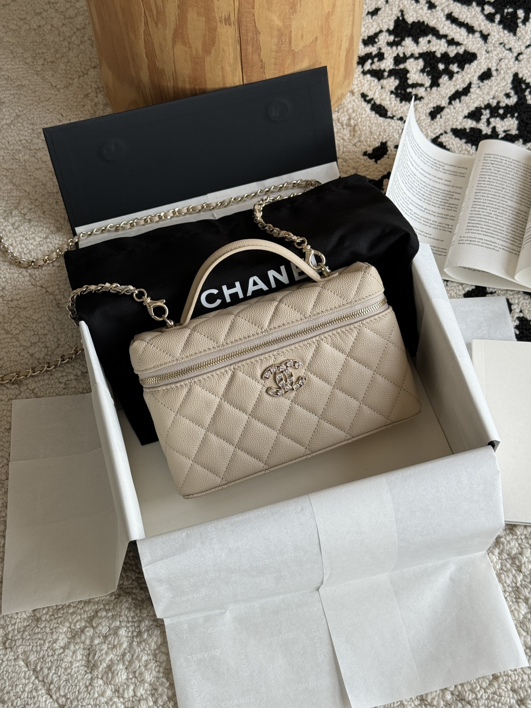 NO:852380,Special grade original leather series lunch box bag with limited edition love rhinestones. The square shape of the bag is similar to a lunch box, with a unique and cute shape. In terms of practicality, the capacity of the bag is considerable, which can meet the daily needs of carrying small items. The leather is imported caviar cowhide. The hardware is all steel and light gold. The size is 14x19x5cm. Style number 4531, super high-end factory goods Chanel original leather, chanel, cowhide19860909特级 原厂皮 系列 饭盒包 限量版爱心水钻 方正的包型类似饭盒,造型别致可爱 .在实用性方面,包包的容量较为可观,能够满足日常携带小物件的需求. 皮质进口鱼子酱牛皮 五金全钢浅金 尺寸14x19x5cm 款号4531,特级大厂货香奈儿原厂皮,chanel,cowhide,Bag