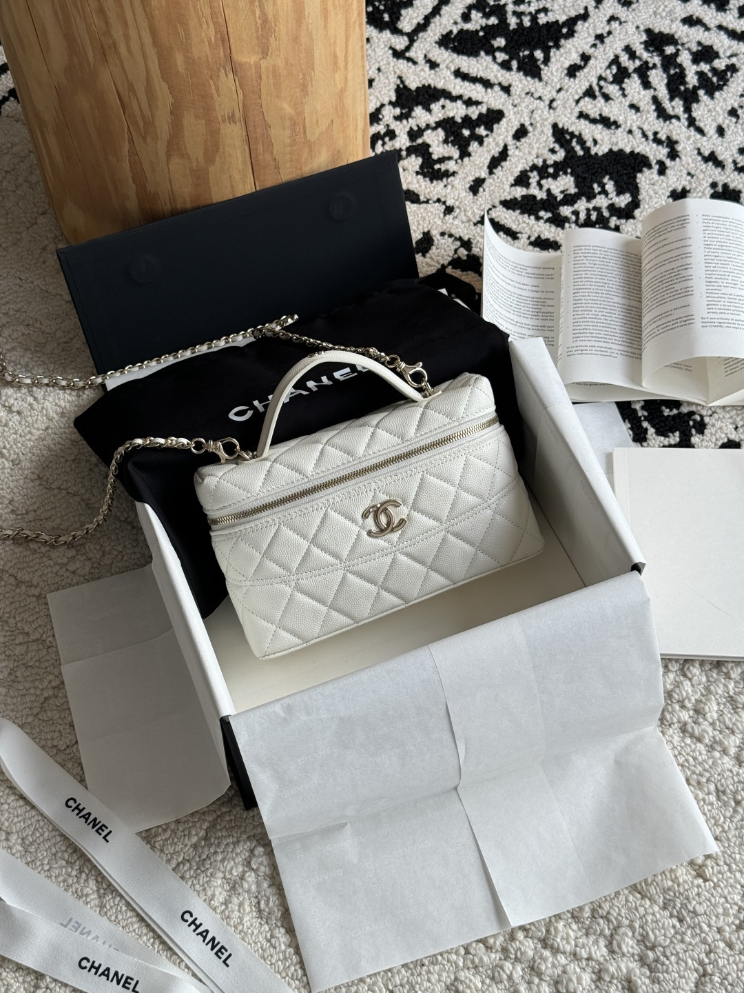 NO:852390,Special grade original leather series lunch box bag. The square shape of the bag is similar to a lunch box, and the shape is unique and cute. In terms of practicality, the capacity of the bag is considerable, which can meet the daily needs of carrying small items. The leather is imported caviar cowhide. The hardware is all steel and light gold. The size is 14x19x5cm. Style number 4407, super big factory Chanel original leather, chanel, cowhide19860909特级 原厂皮 系列 饭盒包 方正的包型类似饭盒,造型别致可爱 .在实用性方面,包包的容量较为可观,能够满足日常携带小物件的需求. 皮质进口鱼子酱牛皮 五金全钢浅金 尺寸14x19x5cm 款号4407,特级大厂货香奈儿原厂皮,chanel,cowhide,Bag