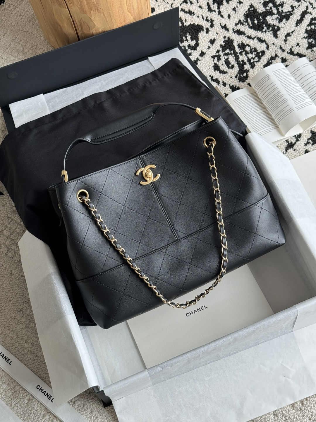 NO:768872,Special grade original leather, high-end handicraft workshop, all-leather shopping bag small size, the focus of the handicraft workshop's Hangzhou show, overall hobo style, calfskin adds luster and sophistication; thickened leather and smooth handles make the bag neat, clean and weighty. The style can be salty or sweet. It is highly matchable. It can show the style of a wandering daughter. It can also highlight the elegance. It can be perfectly suitable for casual commuting, fitness, travel or dating. Leather material: original calfskin  Hardware, brass, gold-plated, distressed, size, model, super-grade factory goods, Chanel original leather, chanel, cowhide, gold plating19860909特级 原厂皮  高级手工坊 全皮购物袋小号 手工坊杭州大秀的焦点爆款 整体hobo风格 小牛皮增添了光泽感和精致感；加厚皮革及光面手提处,让包包利落干净又有分量感 风格可咸可甜 搭配性强 可展现流浪千金的范儿 也可 凸显优雅气质 无论是休闲通勤 健身旅行还是约会 都能完美适配 皮料原厂小牛皮 五金黄铜镀金做旧 尺寸 型号,特级大厂货香奈儿原厂皮,chanel,cowhide,gold plating,Bag