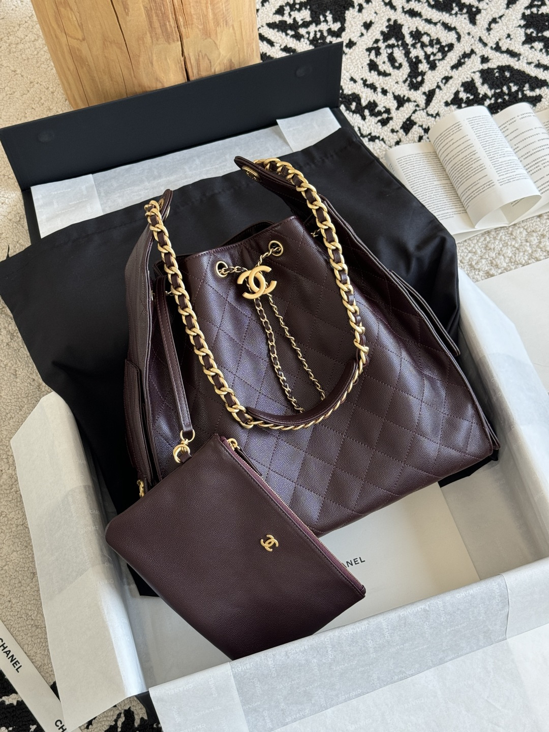 NO:768829,Special grade original leather 25c HOBO Bag 25bag original version The most popular series this season must be 25bag Hobo. It adopts exquisite and regular rhombus pattern to add a sense of three-dimensionality and fashion. The overall shape of the bucket is simple and generous, with smooth lines, both elegant and casual. Leather material: original caviar cowhide. Hardware custom-made pure copper gilt. Size 40*30*15cm  Model 5311, super high-end factory Chanel original leather, chanel, cowhide19860909特级 原厂皮  25c HOBO Bag 25bag 原厂版 本季最爆系列必属25bag Hobo 采用菱格纹路精致规整,增添立体感与时尚感.整体水桶造型简约大方,线条流畅,兼具优雅与随性. 皮料原厂鱼子酱牛皮 五金私定纯铜鎏金 尺寸40*30*15cm 型号5311,特级大厂货香奈儿原厂皮,chanel,cowhide,Bag
