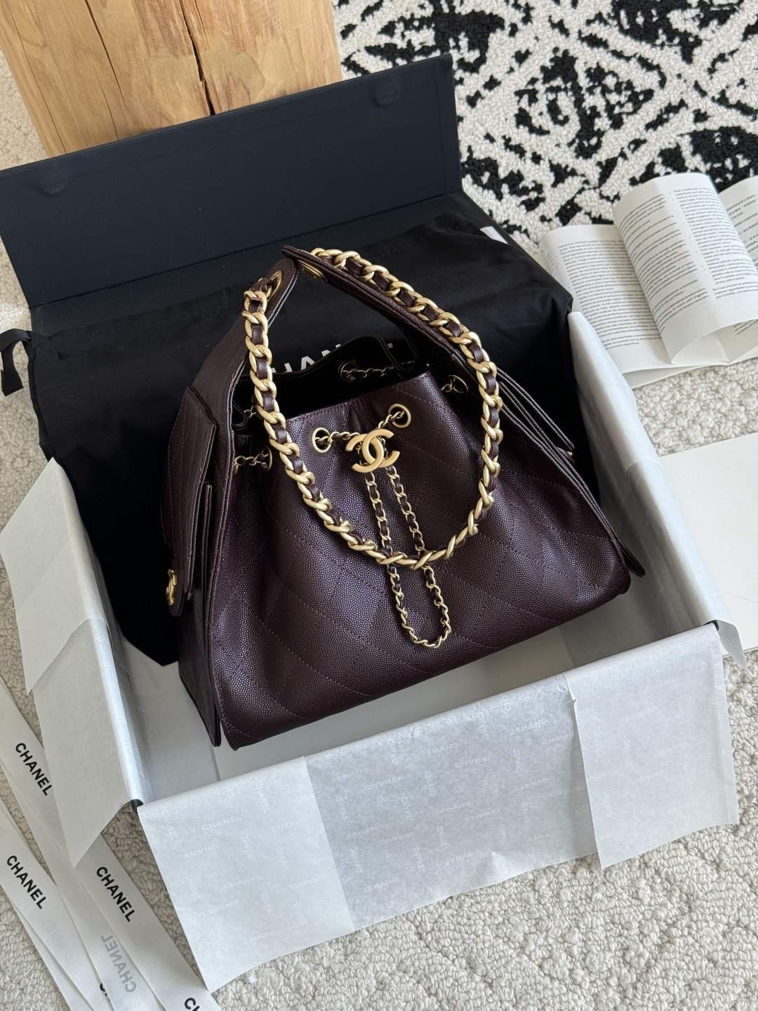 NO:768825,Special grade original leather 25c HOBO Bag 25bag original version The most popular series this season must be the 25bag Hobo. It adopts exquisite and regular rhombus pattern to add a sense of three-dimensionality and fashion. The overall bucket shape is simple and elegant, with smooth lines, both elegant and casual. Leather material: original caviar cowhide. Hardware is custom-made and gilded with pure copper. Size 30*26*14cm  Model 5293, super high-end factory Chanel original leather, chanel, cowhide19860909特级 原厂皮  25c HOBO Bag 25bag 原厂版 本季最爆系列必属25bag Hobo 采用菱格纹路精致规整,增添立体感与时尚感.整体水桶造型简约大方,线条流畅,兼具优雅与随性. 皮料原厂鱼子酱牛皮 五金私定纯铜鎏金 尺寸30*26*14cm 型号5293,特级大厂货香奈儿原厂皮,chanel,cowhide,Bag
