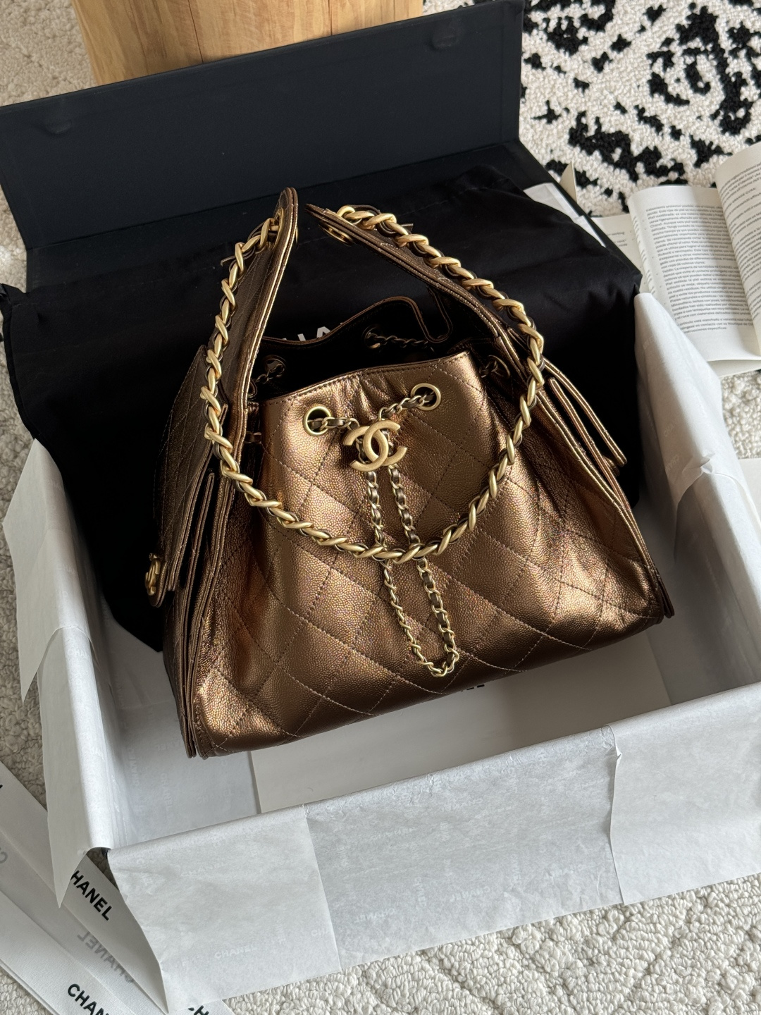NO:768807,Special grade original leather 25c HOBO Bag 25bag original version The most popular series this season must be the 25bag Hobo. It adopts exquisite and regular rhombus pattern to add a sense of three-dimensionality and fashion. The overall bucket shape is simple and elegant, with smooth lines, both elegant and casual. Leather material: original caviar cowhide. Hardware is custom-made and gilded with pure copper. Size 30*26*14cm  Model 5293, super high-end factory Chanel original leather, chanel, cowhide19860909特级 原厂皮 25c HOBO Bag 25bag 原厂版 本季最爆系列必属25bag Hobo 采用菱格纹路精致规整,增添立体感与时尚感.整体水桶造型简约大方,线条流畅,兼具优雅与随性. 皮料原厂鱼子酱牛皮 五金私定纯铜鎏金 尺寸30*26*14cm 型号5293,特级大厂货香奈儿原厂皮,chanel,cowhide,Bag