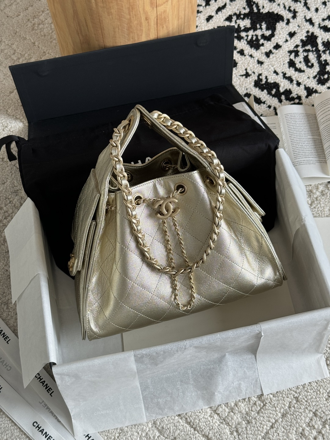 NO:768797,Special grade original leather 25c HOBO Bag 25bag original version The most popular series this season must be the 25bag Hobo. It adopts exquisite and regular rhombus pattern to add a sense of three-dimensionality and fashion. The overall bucket shape is simple and elegant, with smooth lines, both elegant and casual. Leather material: original caviar cowhide. Hardware is custom-made and gilded with pure copper. Size 30*26*14cm  Model 5293, super high-end factory Chanel original leather, chanel, cowhide19860909特级 原厂皮  25c HOBO Bag 25bag 原厂版 本季最爆系列必属25bag Hobo 采用菱格纹路精致规整,增添立体感与时尚感.整体水桶造型简约大方,线条流畅,兼具优雅与随性. 皮料原厂鱼子酱牛皮 五金私定纯铜鎏金 尺寸30*26*14cm 型号5293,特级大厂货香奈儿原厂皮,chanel,cowhide,Bag