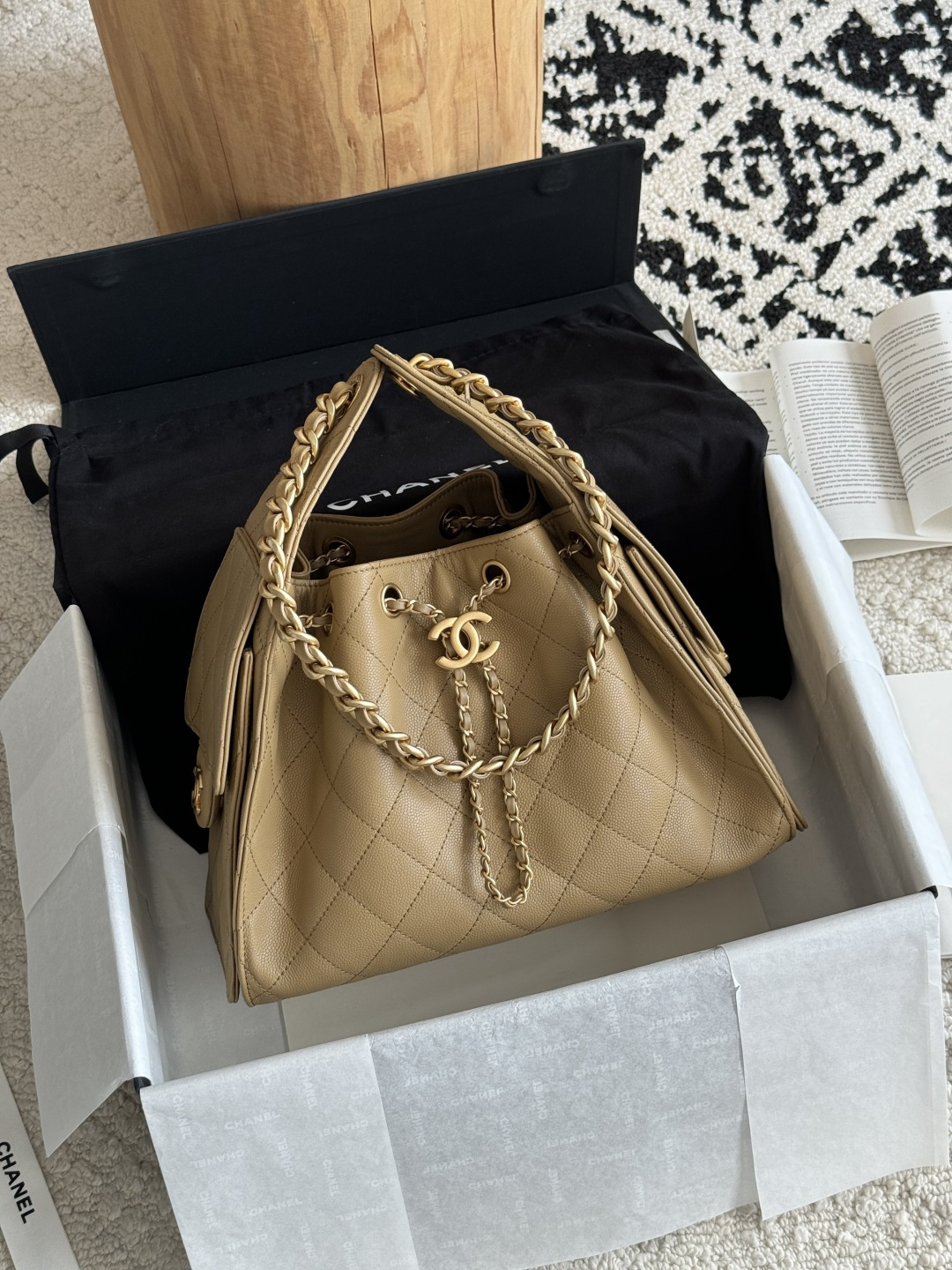 NO:768898,Special grade original leather 25c HOBO Bag 25bag original version The most popular series this season must be 25bag Hobo. It adopts exquisite and regular rhombus pattern to add a sense of three-dimensionality and fashion. The overall bucket shape is simple and elegant, with smooth lines, elegance and casualness. Leather material: original caviar cowhide. Hardware custom-made pure copper gilt. Size 30*26*14cm. Model 5293,,cowhide19860909特级 原厂皮 25c HOBO Bag 25bag 原厂版 本季最爆系列必属25bag Hobo 采用菱格纹路精致规整,增添立体感与时尚感.整体水桶造型简约大方,线条流畅,兼具优雅与随性. 皮料原厂鱼子酱牛皮 五金私定纯铜鎏金 尺寸30*26*14cm 型号5293,,cowhide,Bag