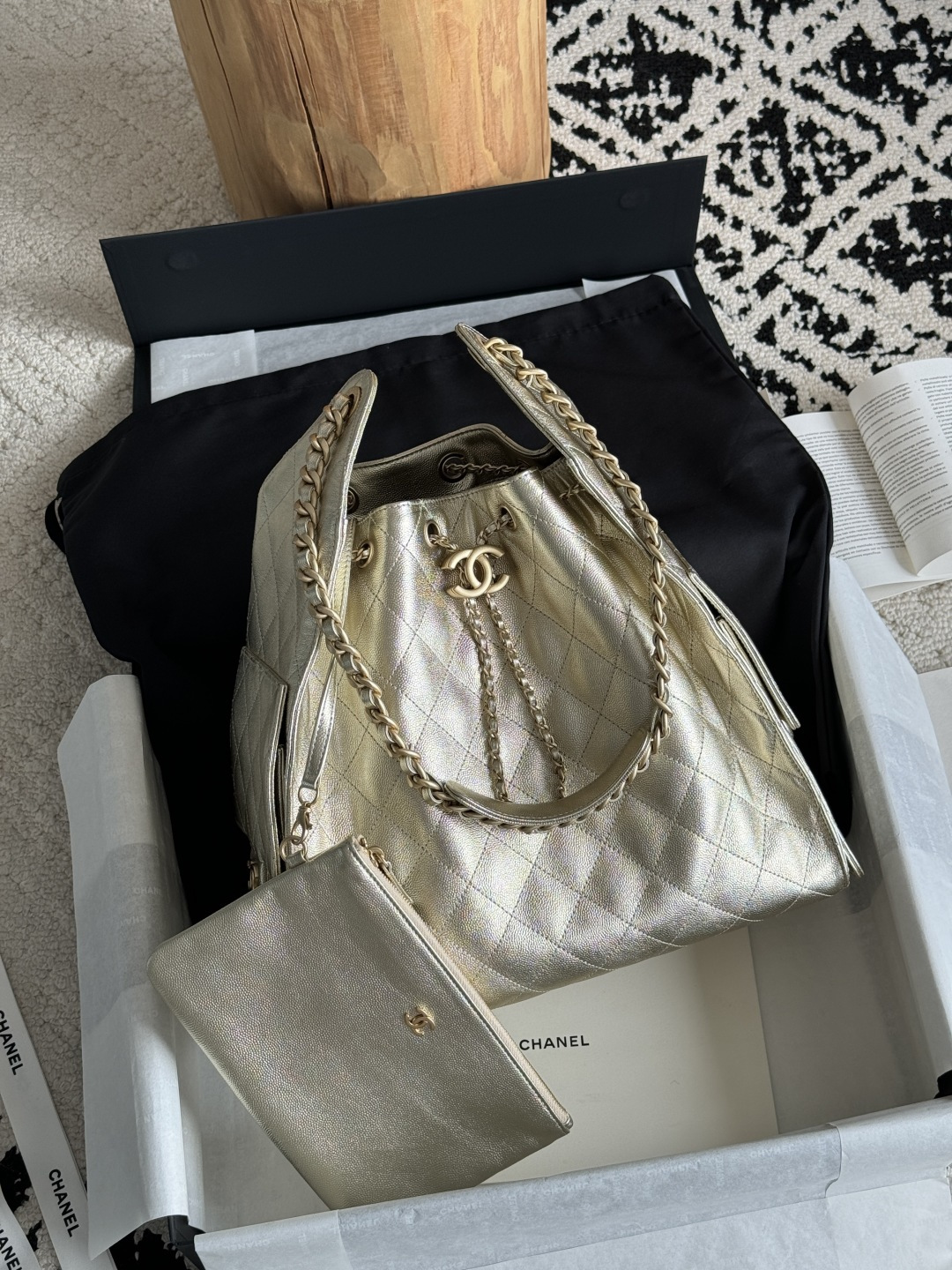 NO:768802,Special grade original leather 25c HOBO Bag 25bag original version The most popular series this season must be 25bag Hobo. It adopts exquisite and regular rhombus pattern to add a sense of three-dimensionality and fashion. The overall shape of the bucket is simple and generous, with smooth lines, both elegant and casual. Leather material: original caviar cowhide. Hardware custom-made pure copper gilt. Size 40*30*15cm  Model 5311, super high-end factory Chanel original leather, chanel, cowhide19860909特级 原厂皮 25c HOBO Bag 25bag 原厂版 本季最爆系列必属25bag Hobo 采用菱格纹路精致规整,增添立体感与时尚感.整体水桶造型简约大方,线条流畅,兼具优雅与随性. 皮料原厂鱼子酱牛皮 五金私定纯铜鎏金 尺寸40*30*15cm 型号5311,特级大厂货香奈儿原厂皮,chanel,cowhide,Bag