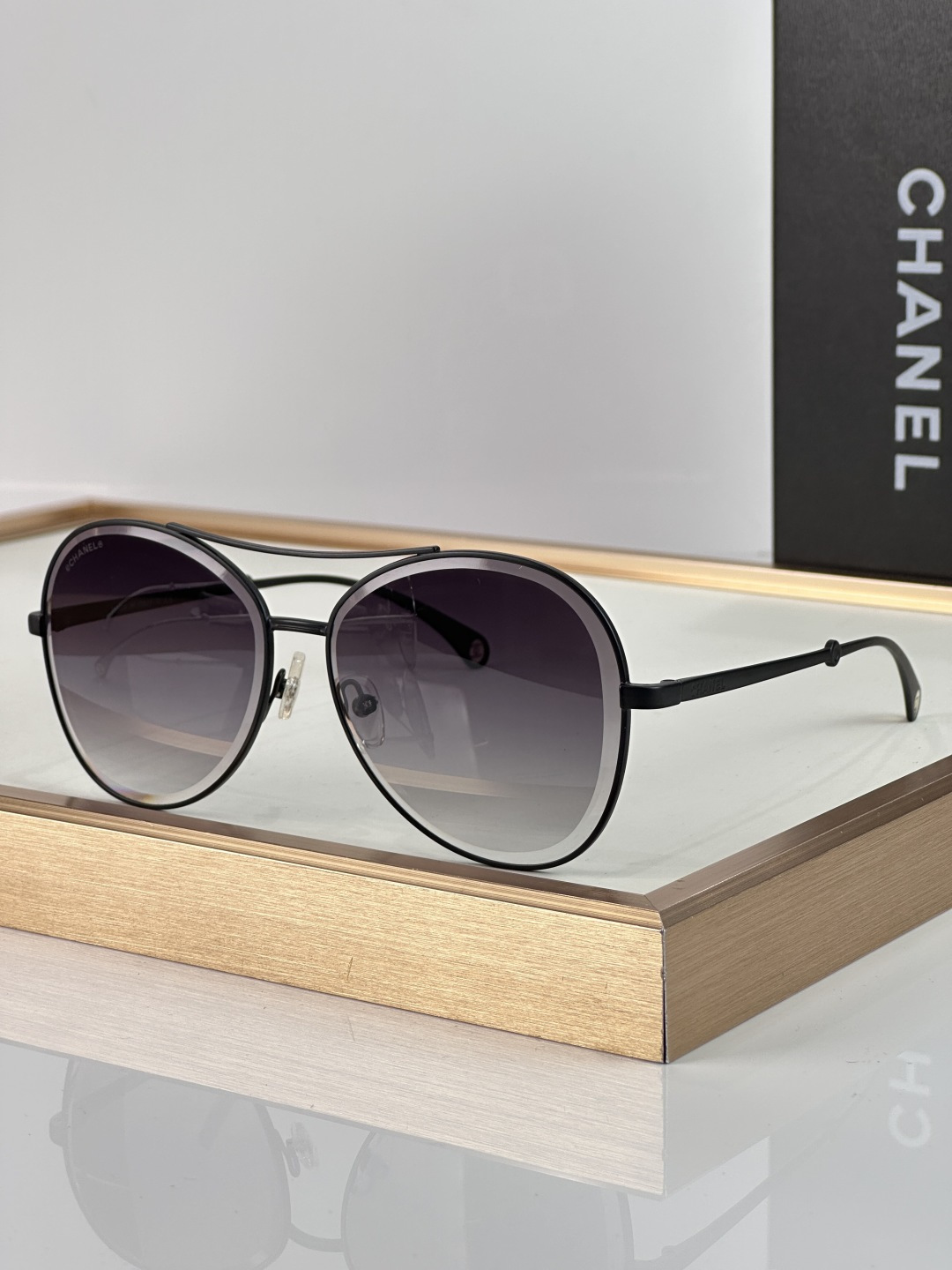 Chanel CHANE 4260 以利落圆润的金属细框勾勒出 与现代交融的迷人轮廓 通透镜片呈现深邃的蓝紫渐变色调