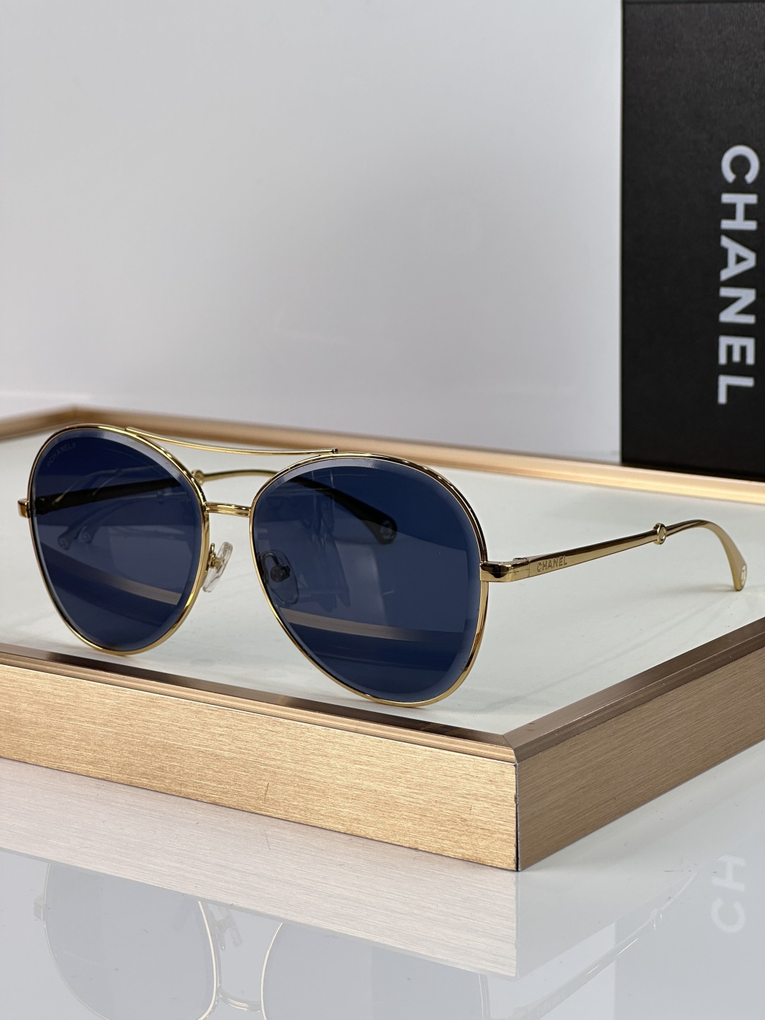 Chanel CHANE 4260 以利落圆润的金属细框勾勒出 与现代交融的迷人轮廓 通透镜片呈现深邃的蓝紫渐变色调