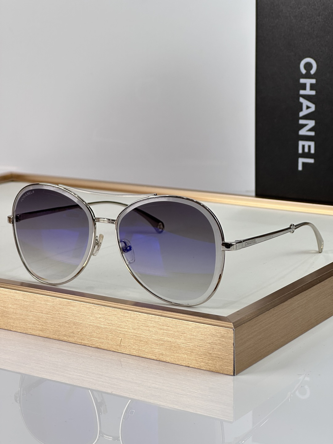 Chanel CHANE 4260 以利落圆润的金属细框勾勒出 与现代交融的迷人轮廓 通透镜片呈现深邃的蓝紫渐变色调