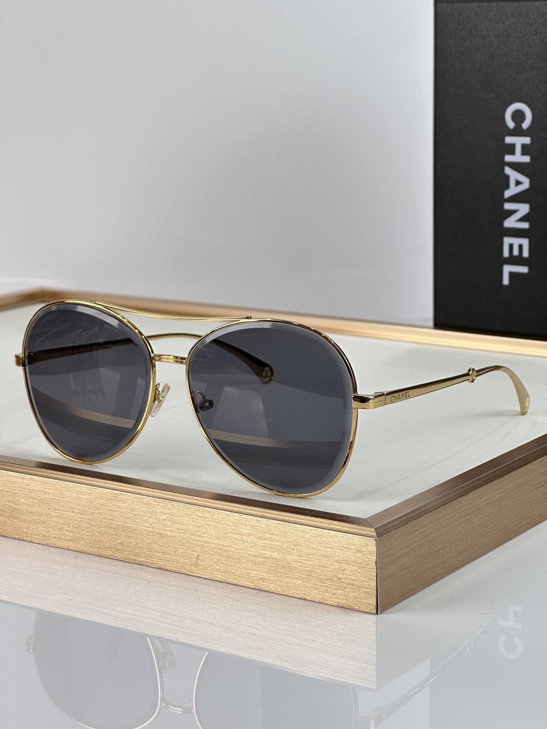 Chanel CHANE 4260 以利落圆润的金属细框勾勒出 与现代交融的迷人轮廓 通透镜片呈现深邃的蓝紫渐变色调