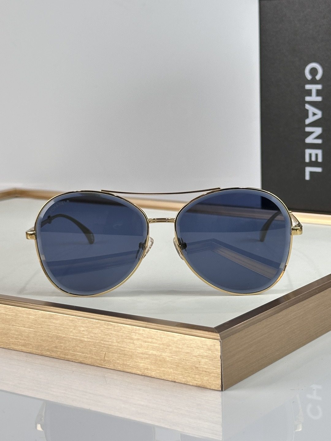 Chanel CHANE 4260 以利落圆润的金属细框勾勒出 与现代交融的迷人轮廓 通透镜片呈现深邃的蓝紫渐变色调