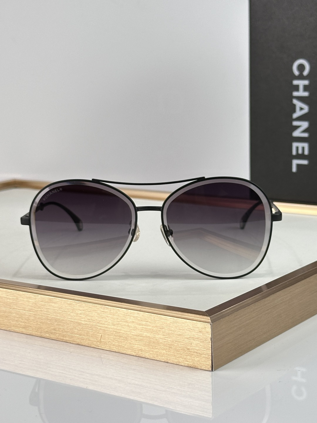 Chanel CHANE 4260 以利落圆润的金属细框勾勒出 与现代交融的迷人轮廓 通透镜片呈现深邃的蓝紫渐变色调