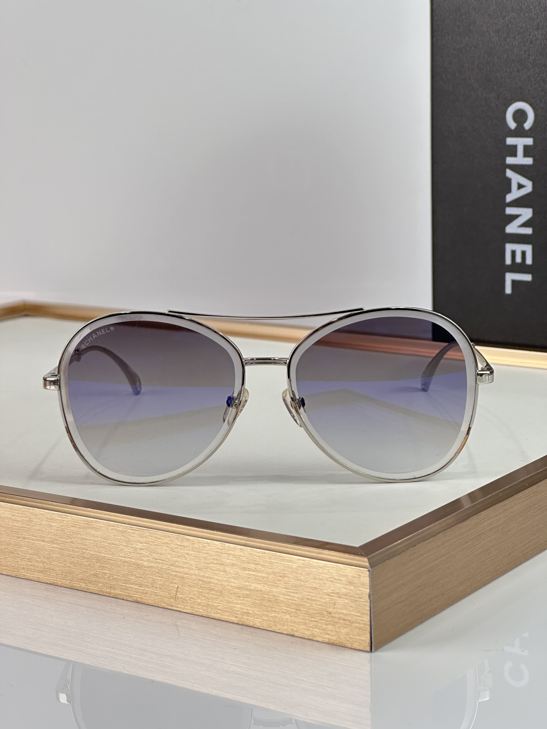 Chanel CHANE 4260 以利落圆润的金属细框勾勒出 与现代交融的迷人轮廓 通透镜片呈现深邃的蓝紫渐变色调