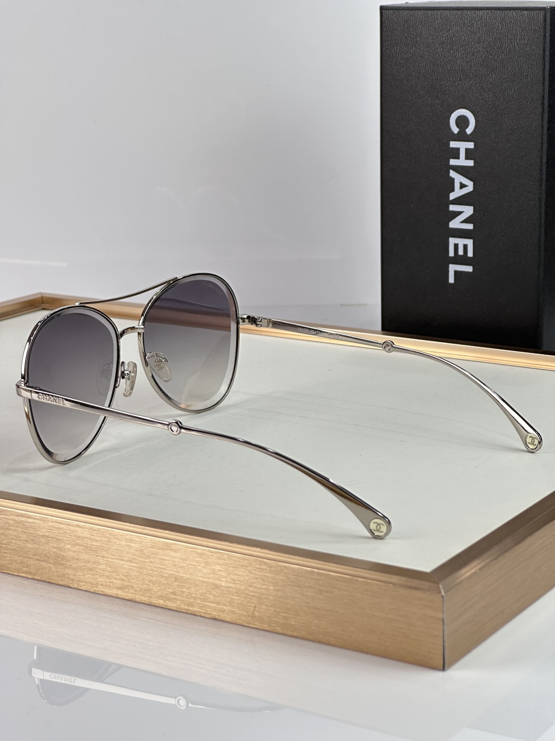 Chanel CHANE 4260 以利落圆润的金属细框勾勒出 与现代交融的迷人轮廓 通透镜片呈现深邃的蓝紫渐变色调