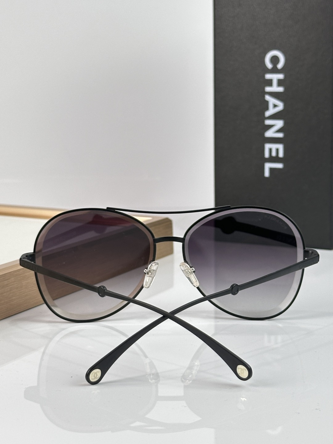 Chanel CHANE 4260 以利落圆润的金属细框勾勒出 与现代交融的迷人轮廓 通透镜片呈现深邃的蓝紫渐变色调