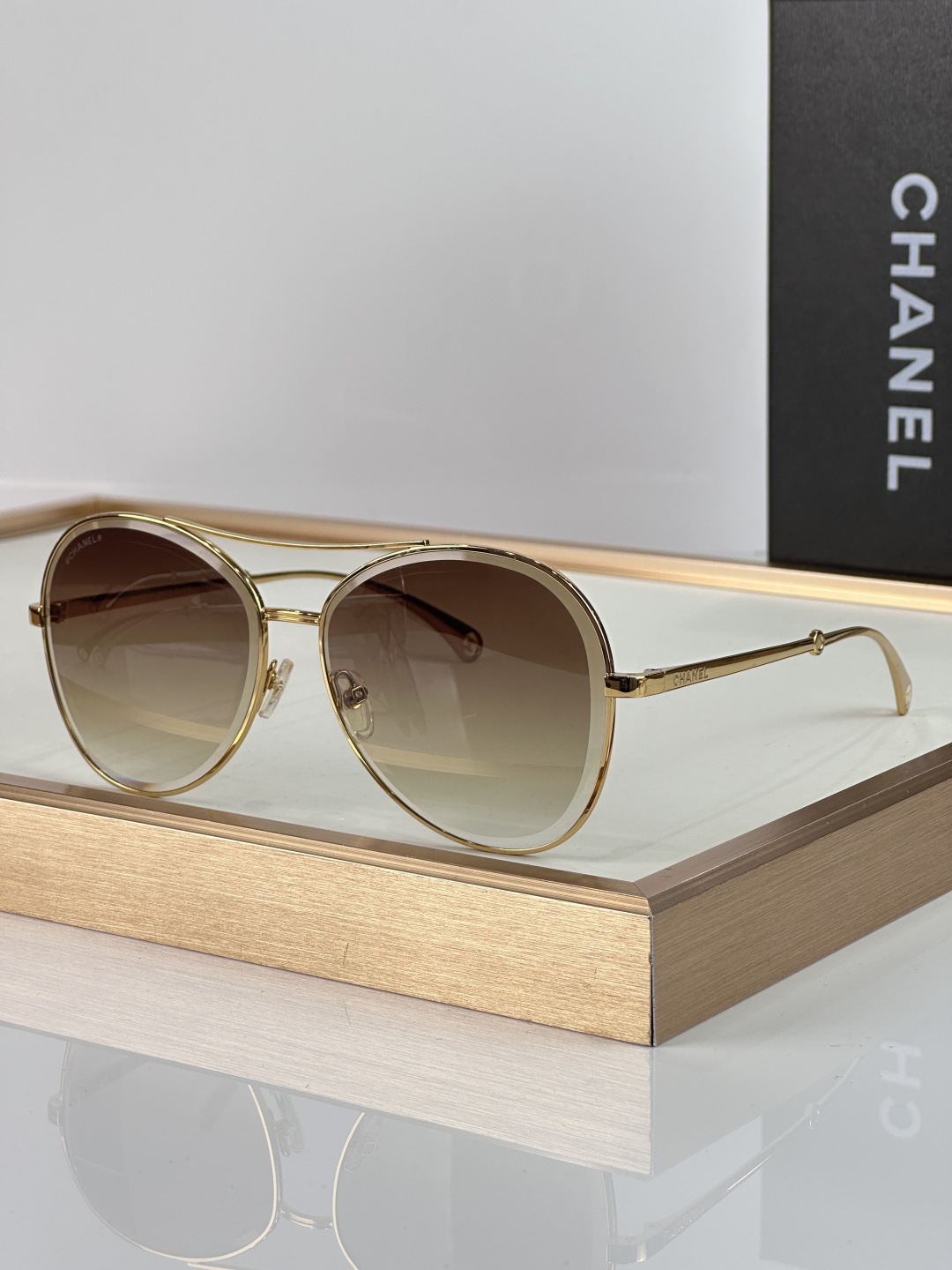 Chanel CHANE 4260 以利落圆润的金属细框勾勒出 与现代交融的迷人轮廓 通透镜片呈现深邃的蓝紫渐变色调