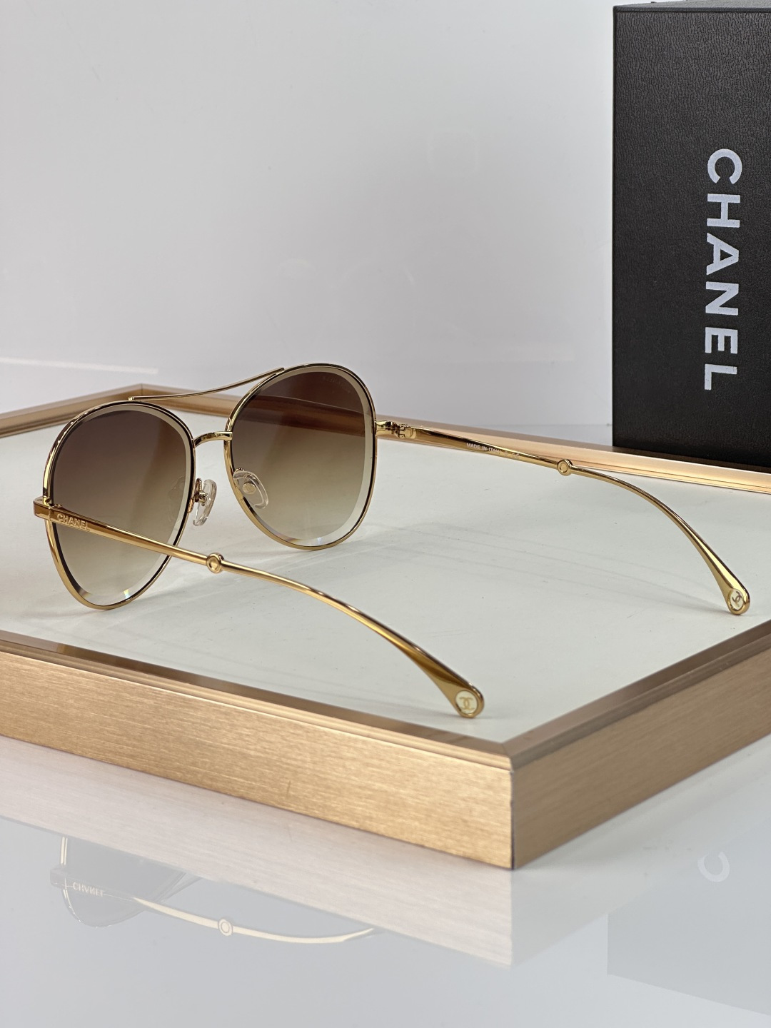 Chanel CHANE 4260 以利落圆润的金属细框勾勒出 与现代交融的迷人轮廓 通透镜片呈现深邃的蓝紫渐变色调