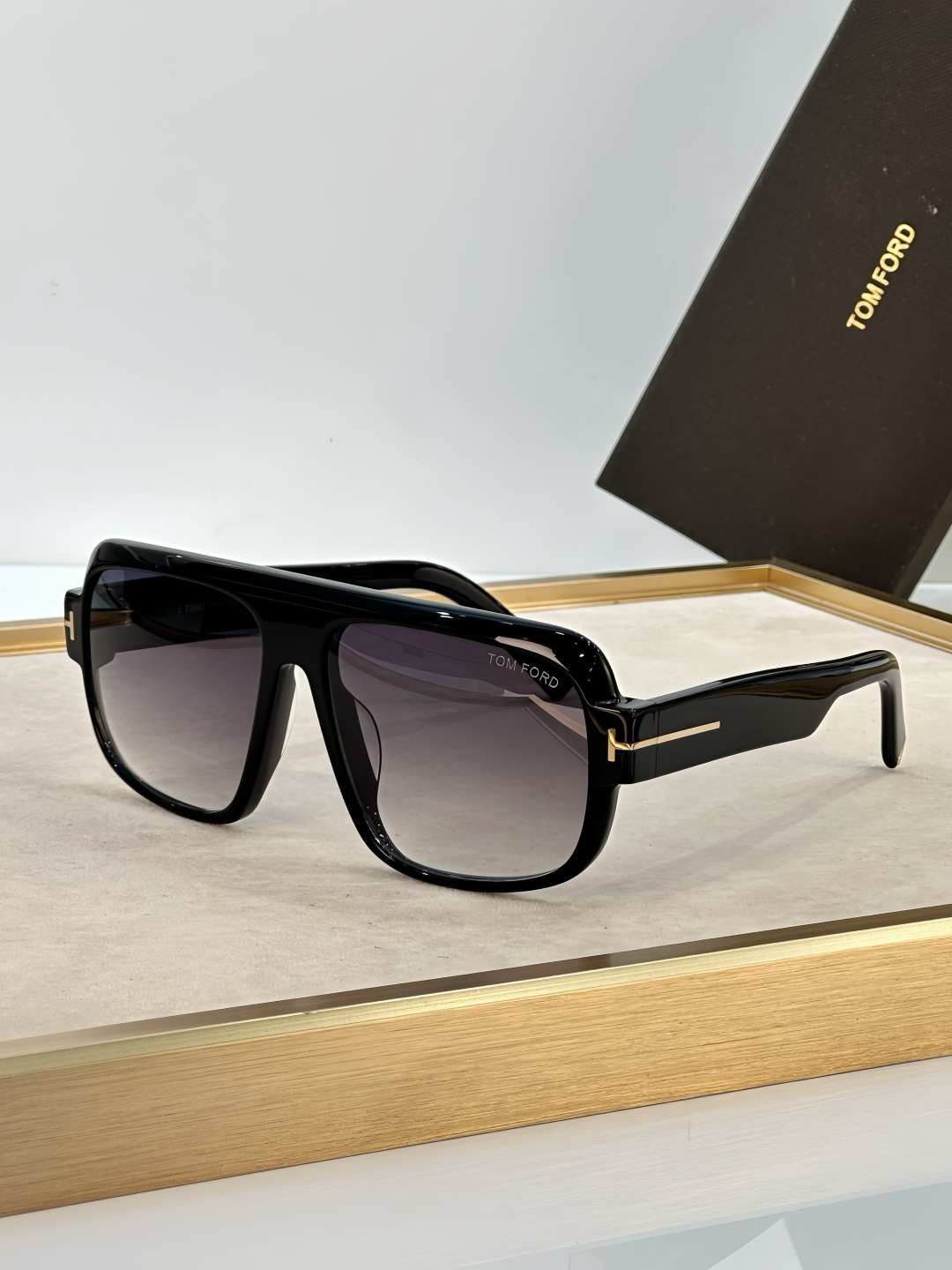 Tom Ford TOM FORD 1101 以硬朗 的双梁飞行员造型诠释现代男性的阳刚魅力 亮面黑色板材勾勒出宽阔且极具力量感的镜框线条