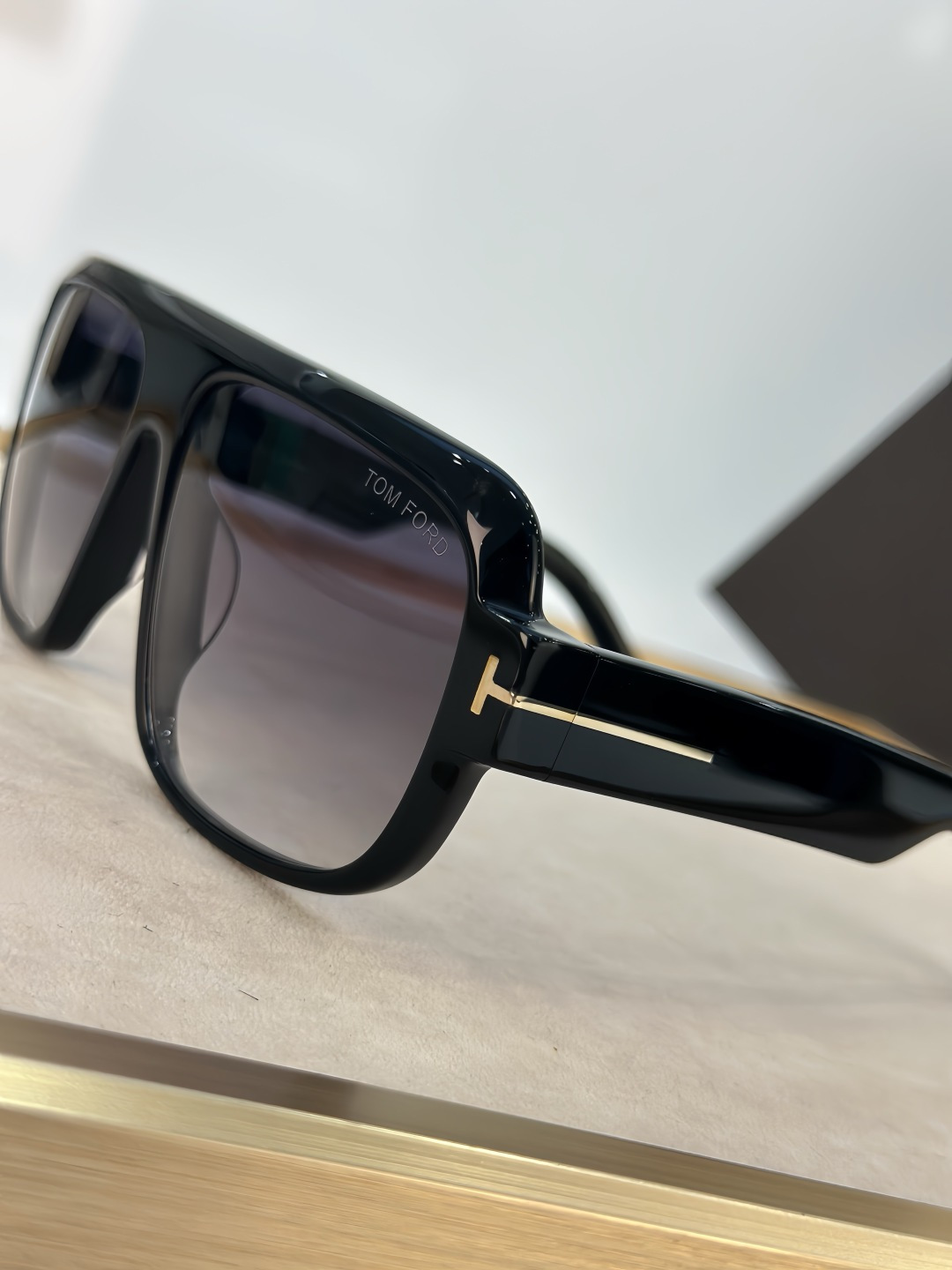 Tom Ford TOM FORD 1101 以硬朗 的双梁飞行员造型诠释现代男性的阳刚魅力 亮面黑色板材勾勒出宽阔且极具力量感的镜框线条