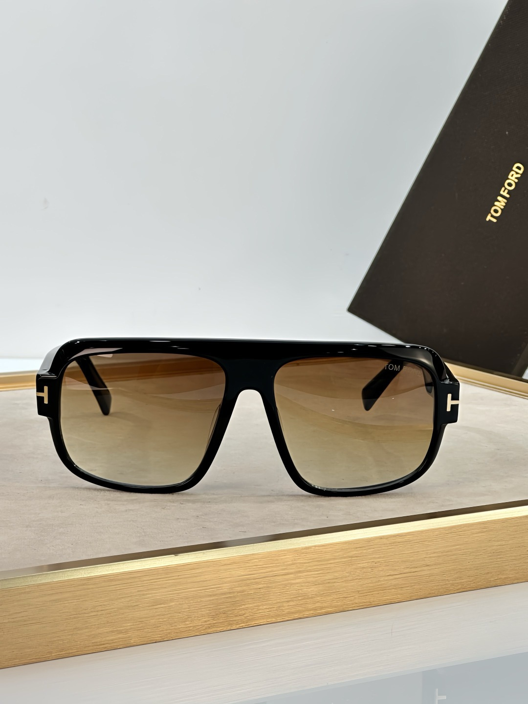 Tom Ford TOM FORD 1101 以硬朗 的双梁飞行员造型诠释现代男性的阳刚魅力 亮面黑色板材勾勒出宽阔且极具力量感的镜框线条