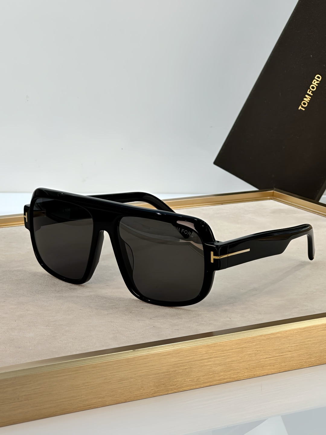 Tom Ford TOM FORD 1101 以硬朗 的双梁飞行员造型诠释现代男性的阳刚魅力 亮面黑色板材勾勒出宽阔且极具力量感的镜框线条