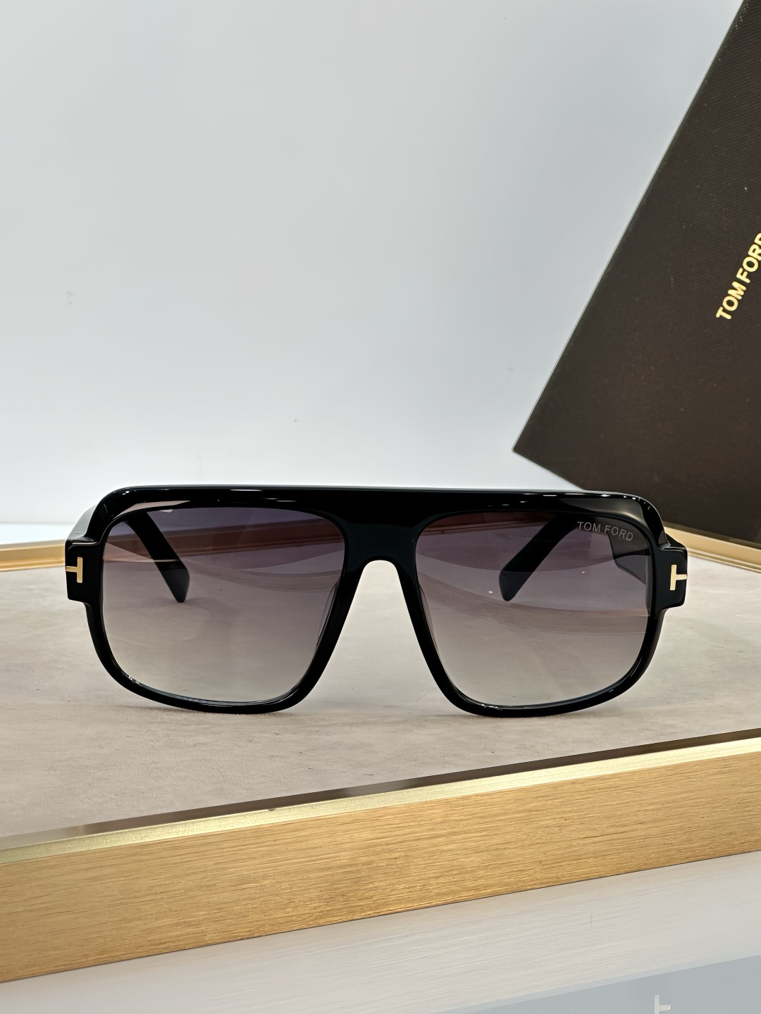 Tom Ford TOM FORD 1101 以硬朗 的双梁飞行员造型诠释现代男性的阳刚魅力 亮面黑色板材勾勒出宽阔且极具力量感的镜框线条