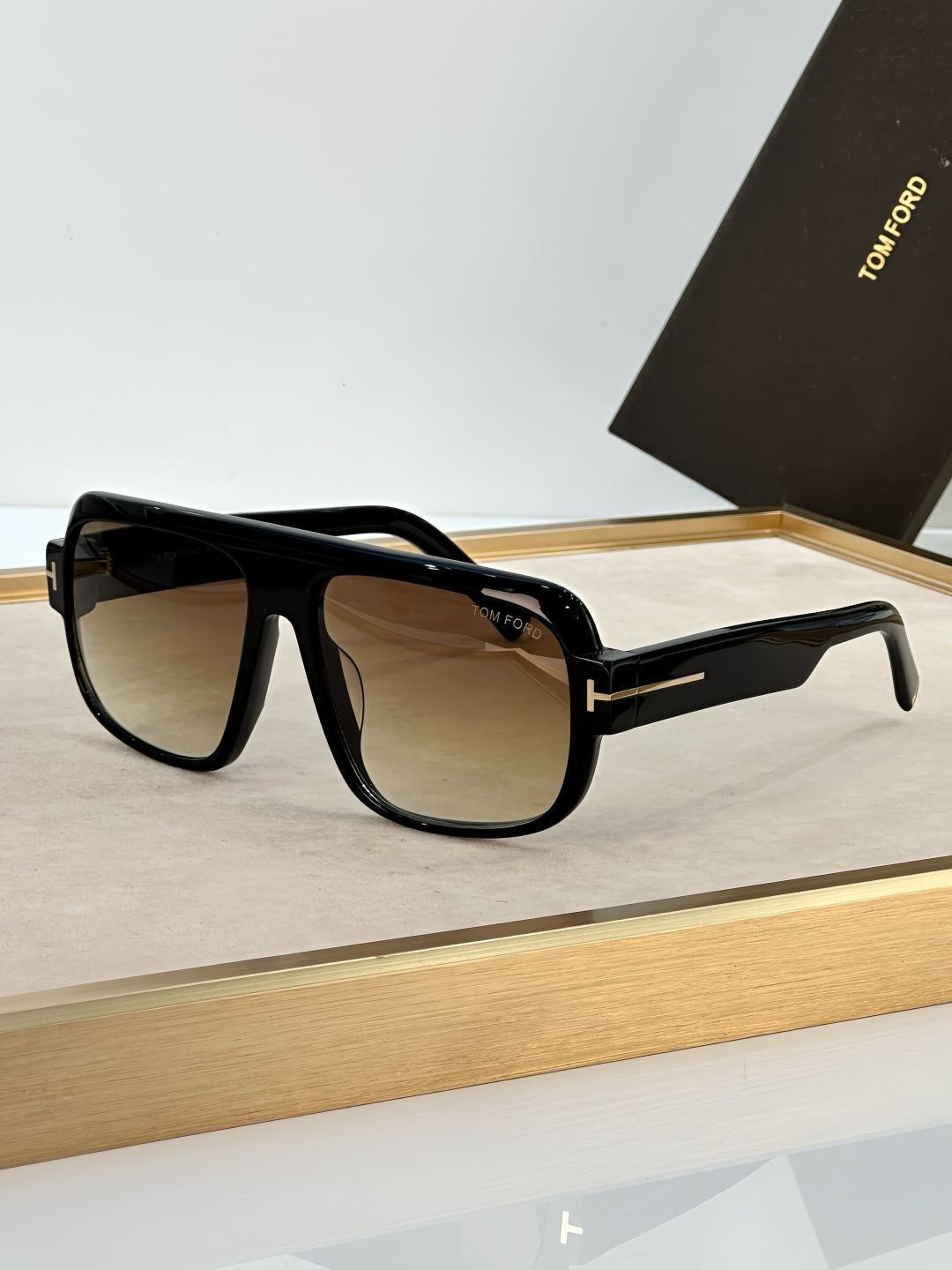 Tom Ford TOM FORD 1101 以硬朗 的双梁飞行员造型诠释现代男性的阳刚魅力 亮面黑色板材勾勒出宽阔且极具力量感的镜框线条
