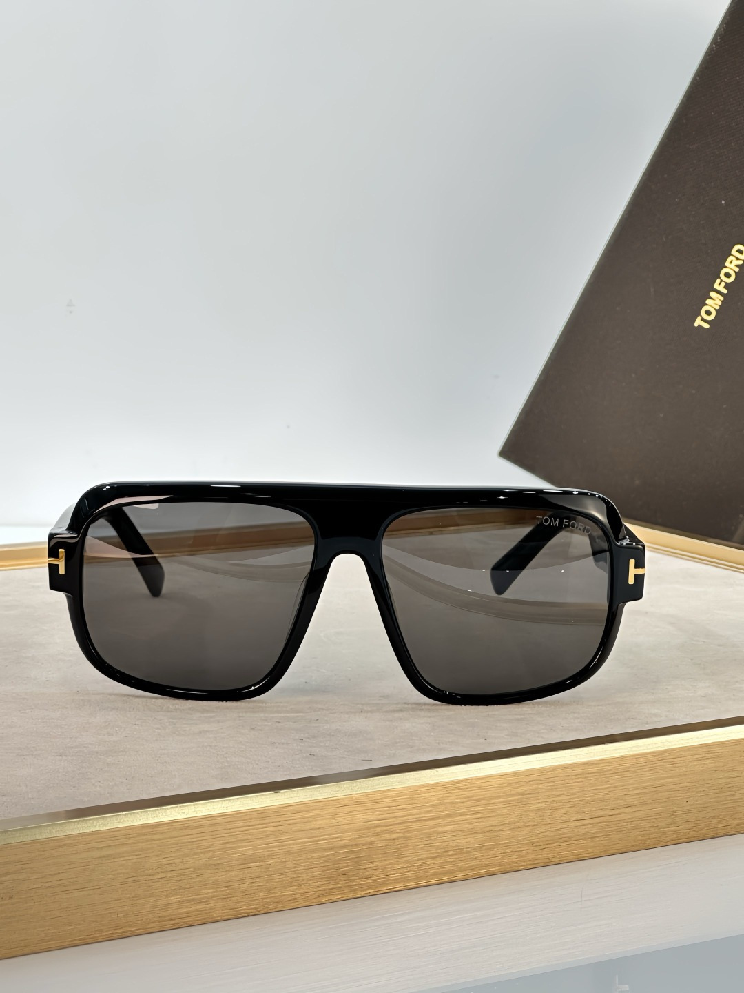 Tom Ford TOM FORD 1101 以硬朗 的双梁飞行员造型诠释现代男性的阳刚魅力 亮面黑色板材勾勒出宽阔且极具力量感的镜框线条